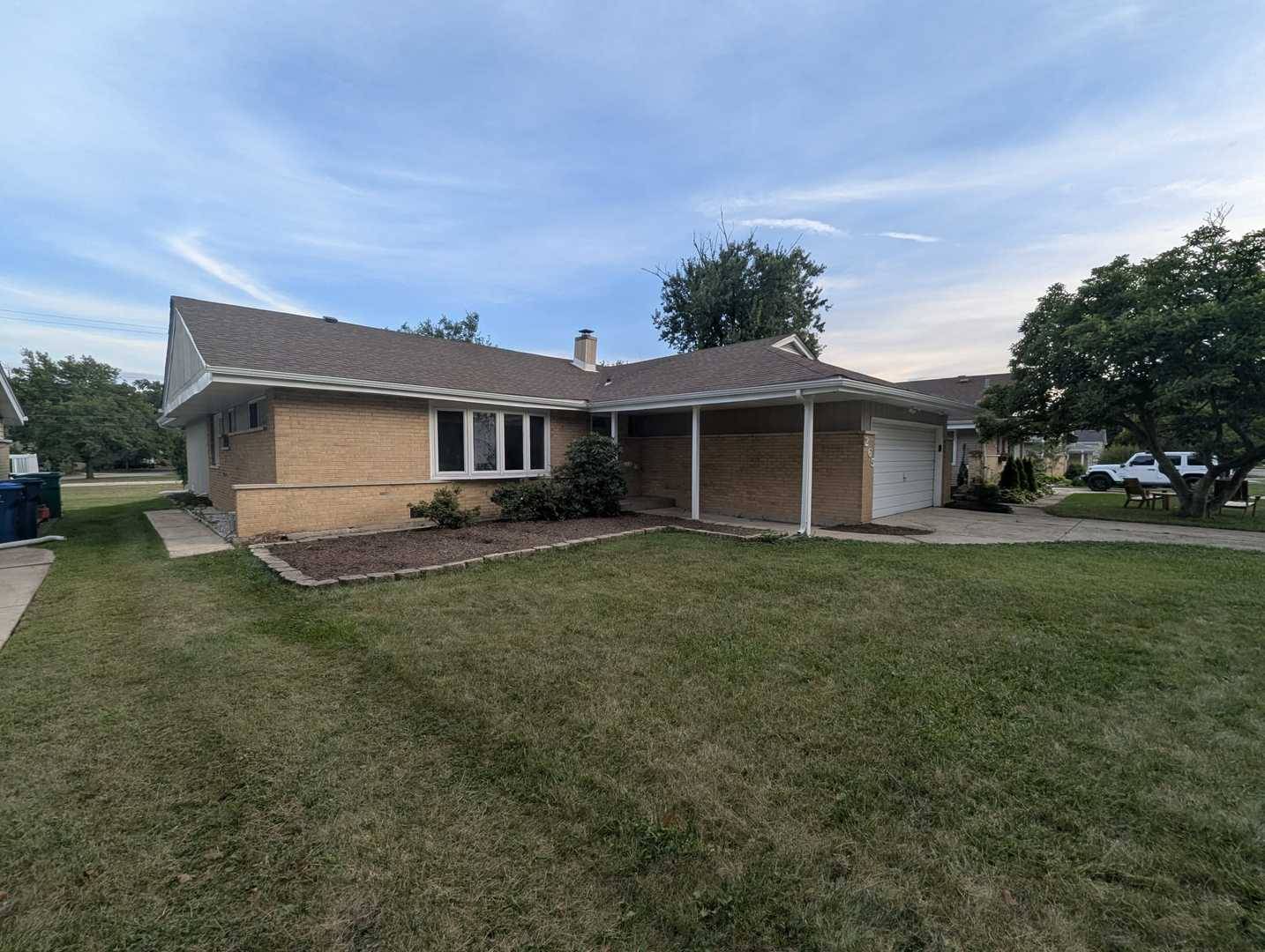 265 Terry LN, Villa Park, IL 60181