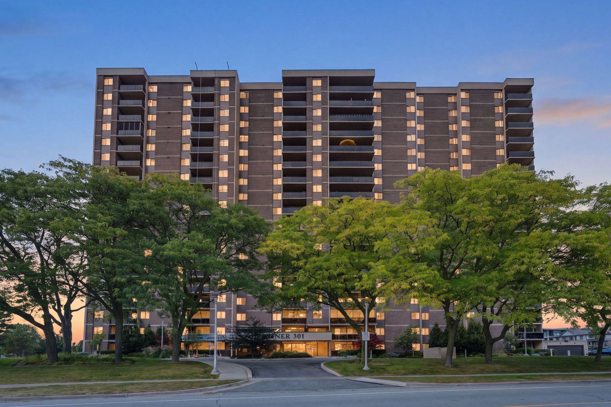 301 Frances AVE #705, Hamilton, ON L8E 3M6