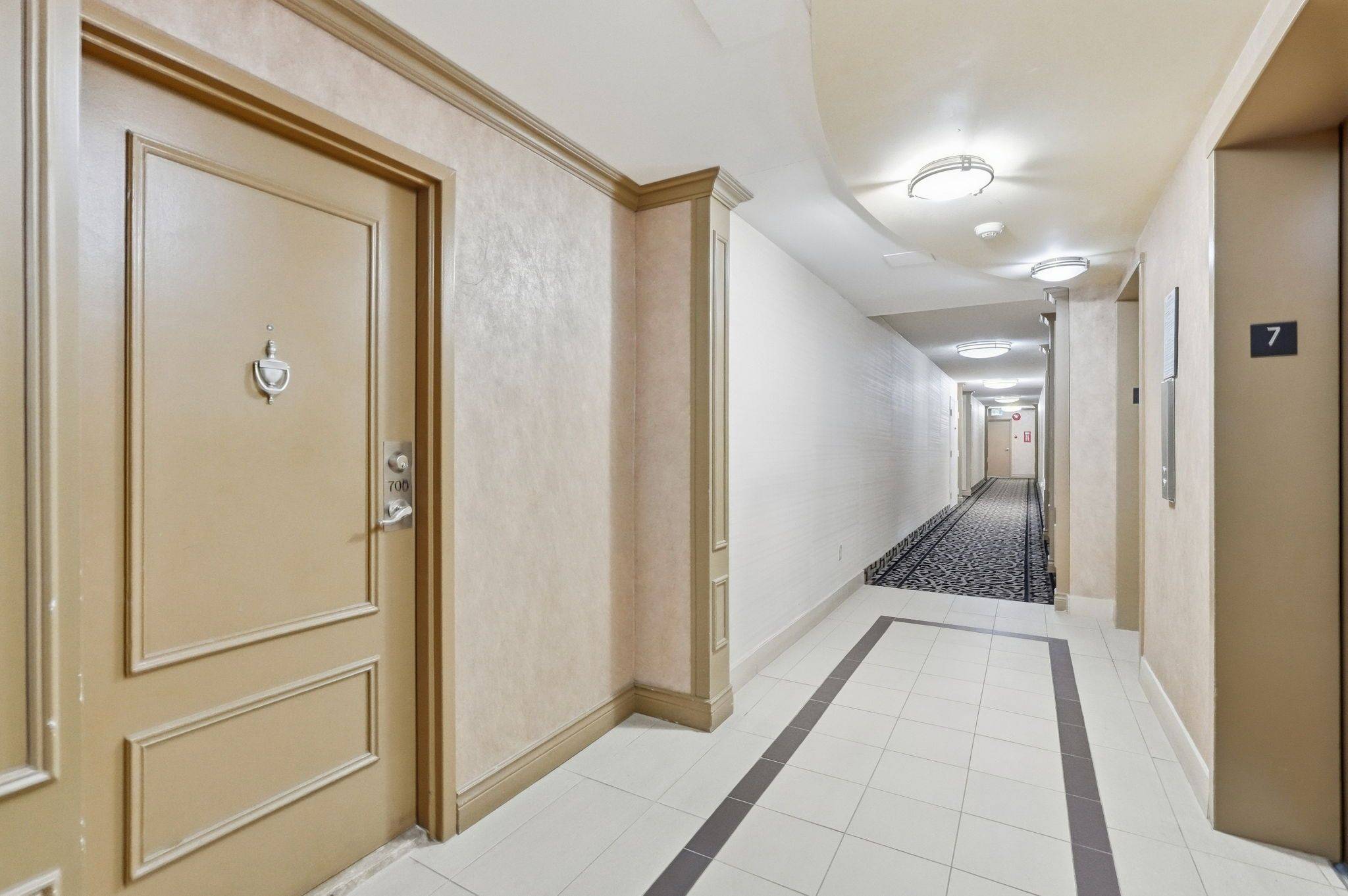 301 Frances AVE #705, Hamilton, ON L8E 3M6