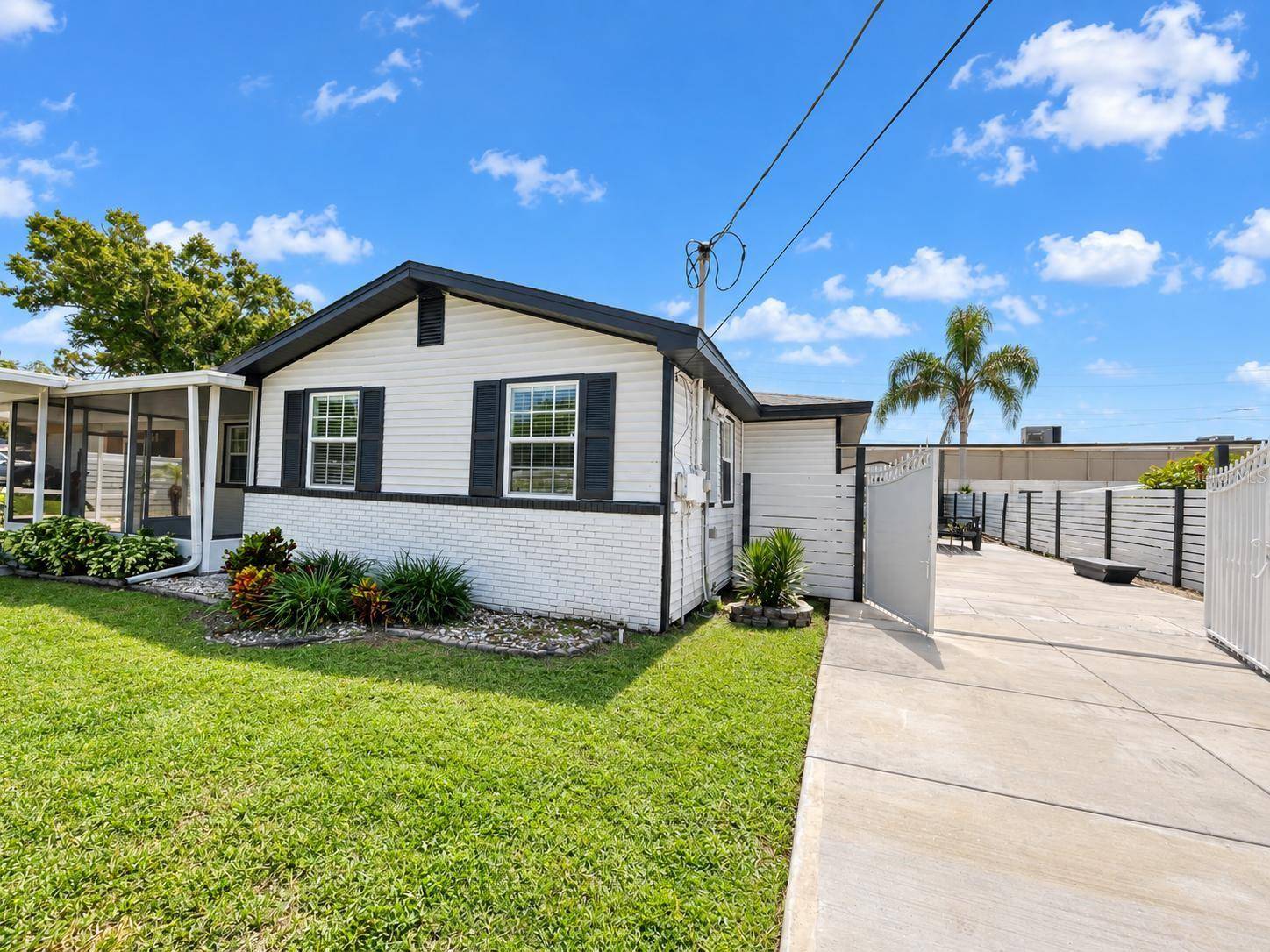8512 SUNBEAM LN, Tampa, FL 33615
