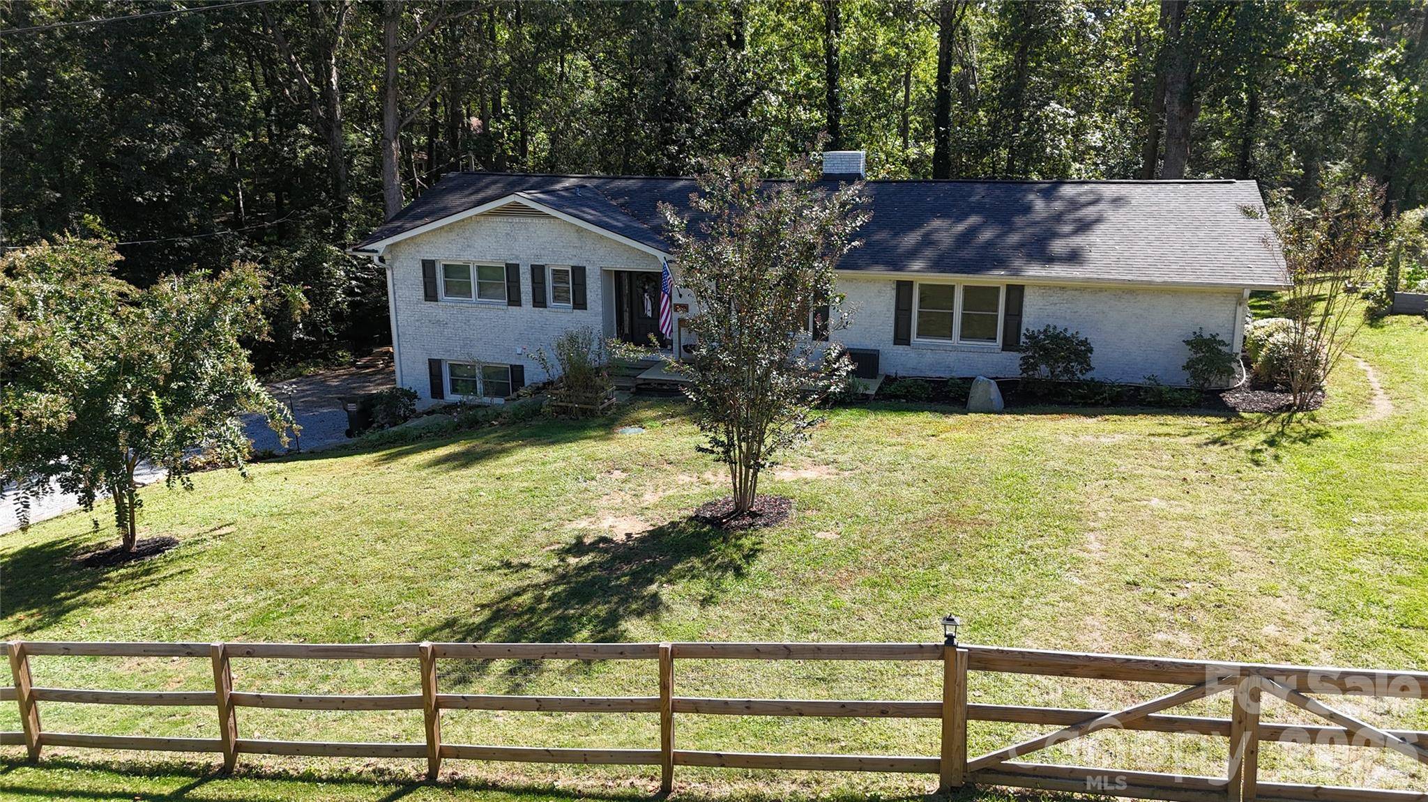 200 Whispering Hills DR, Hendersonville, NC 28792