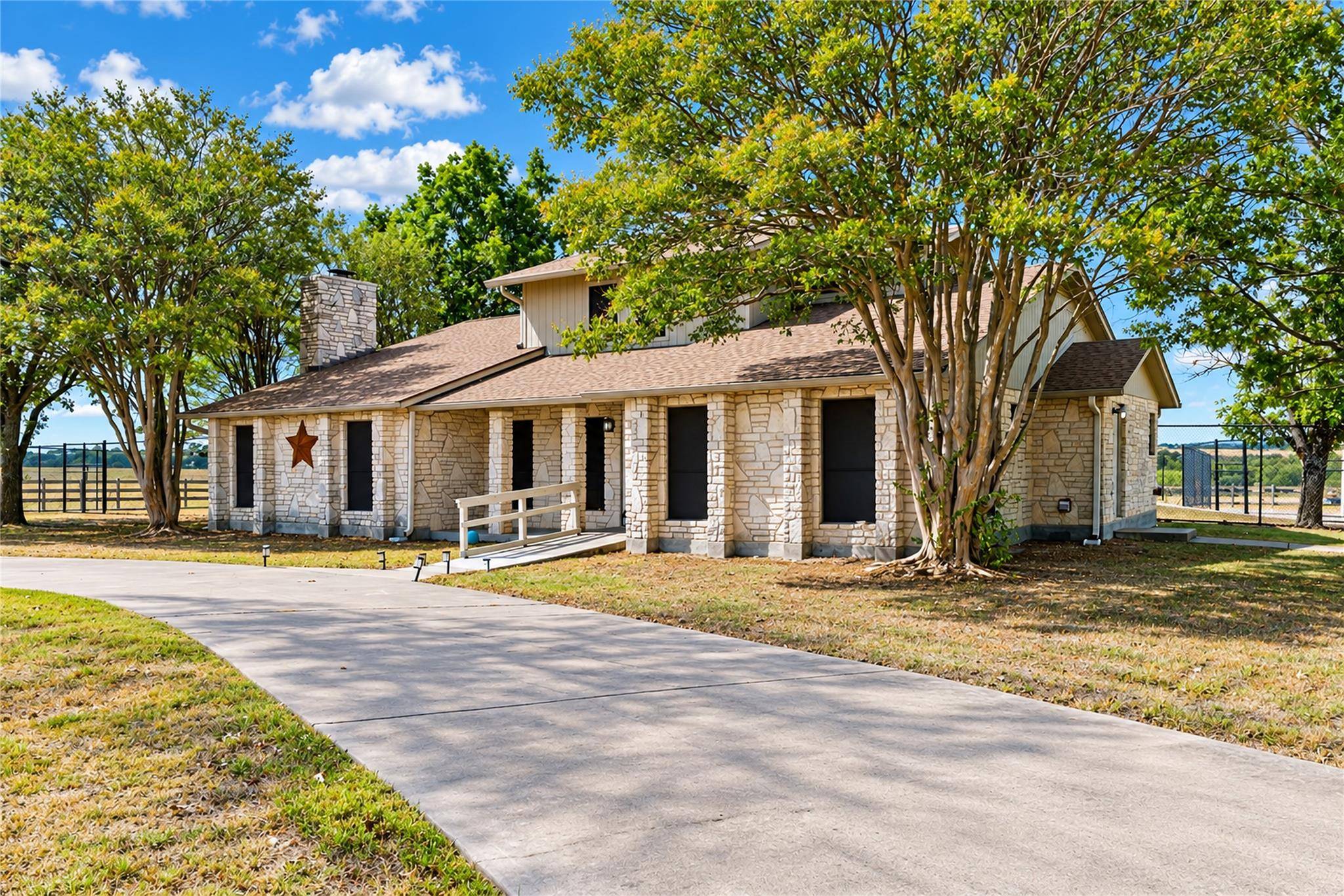 2750 County Road 100, Hutto, TX 78634