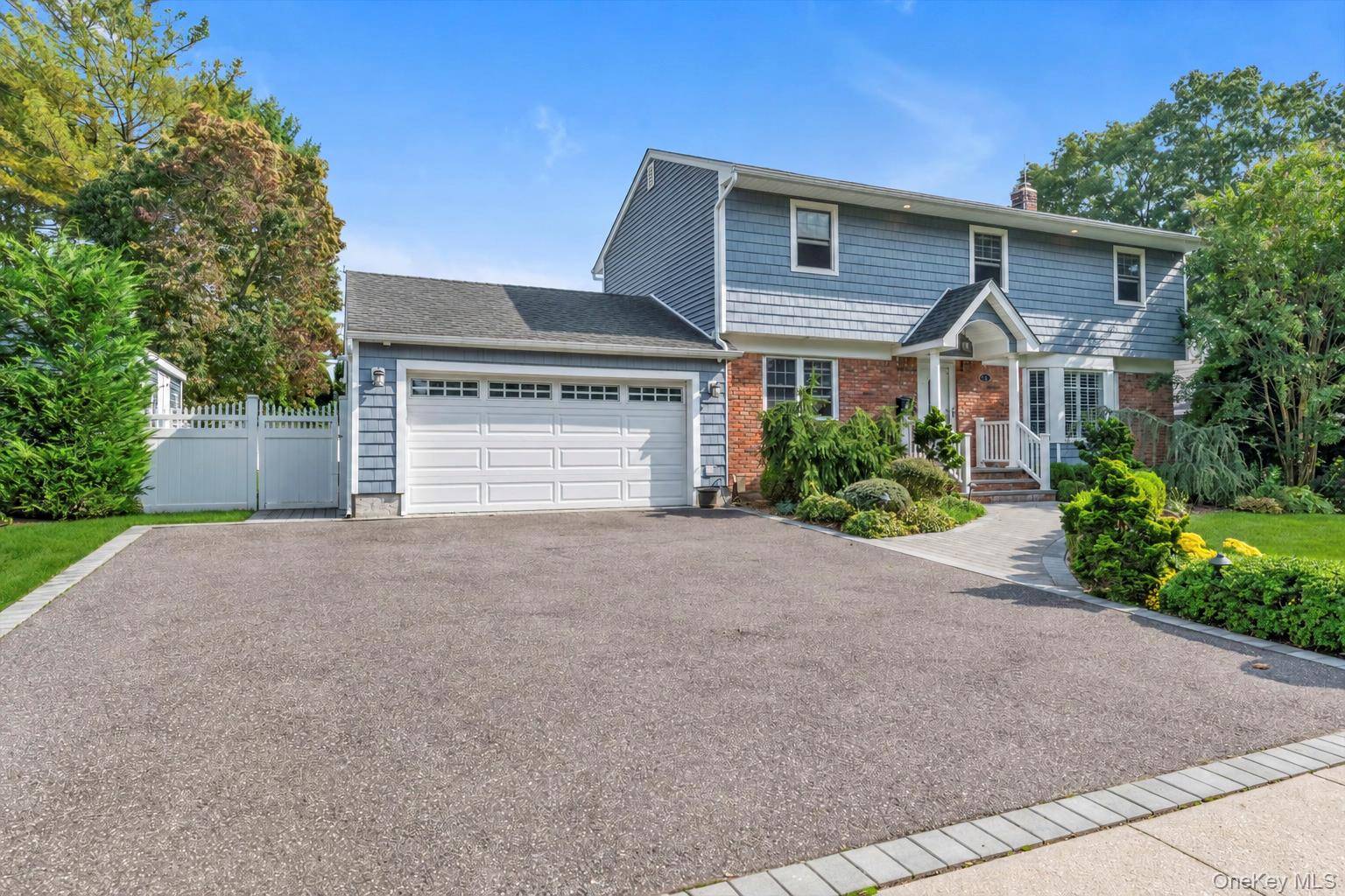 3 Lesley DR, Syosset, NY 11791