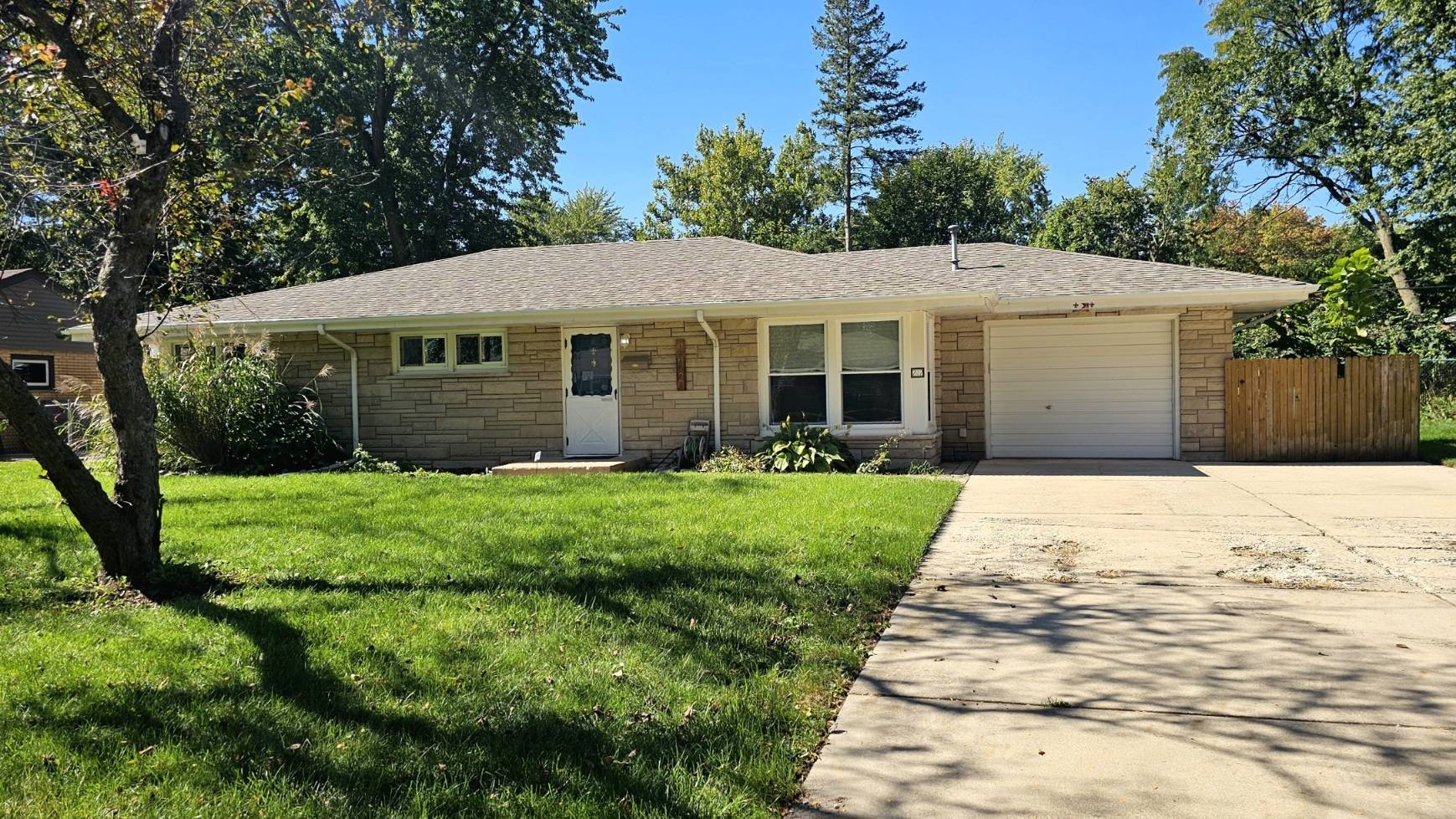 212 Hill AVE, North Aurora, IL 60542