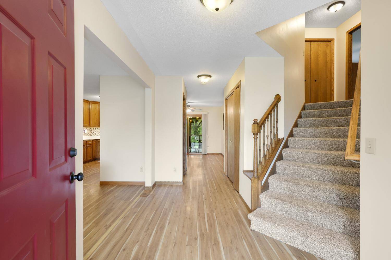 1001 Forest Glen CT, Burnsville, MN 55337