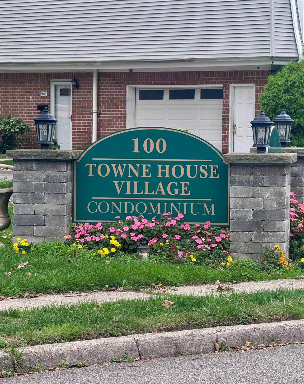 502 Towne House VLG, Hauppauge, NY 11749
