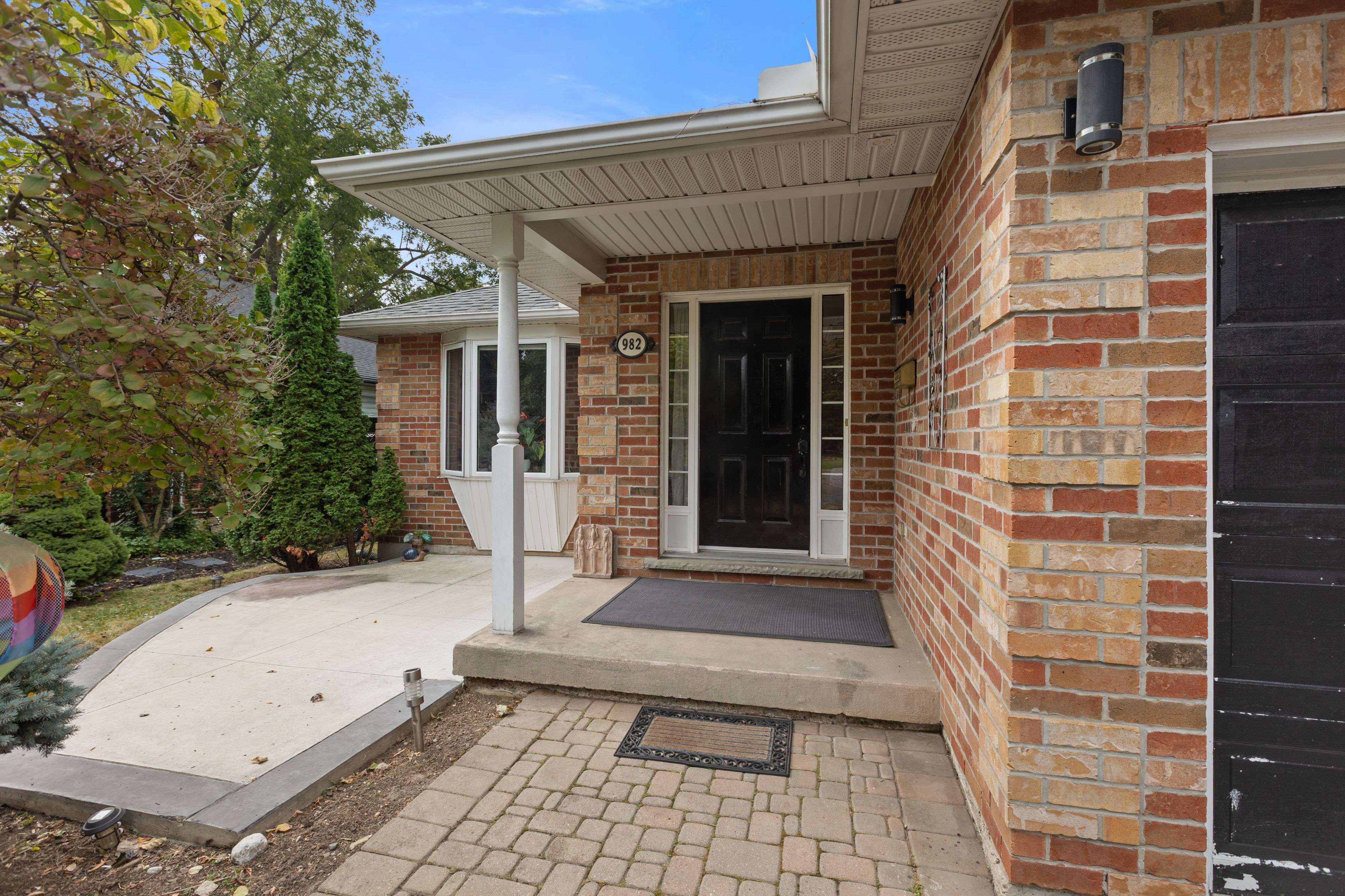 982 Glen View AVE, Burlington, ON L7T 3Y6