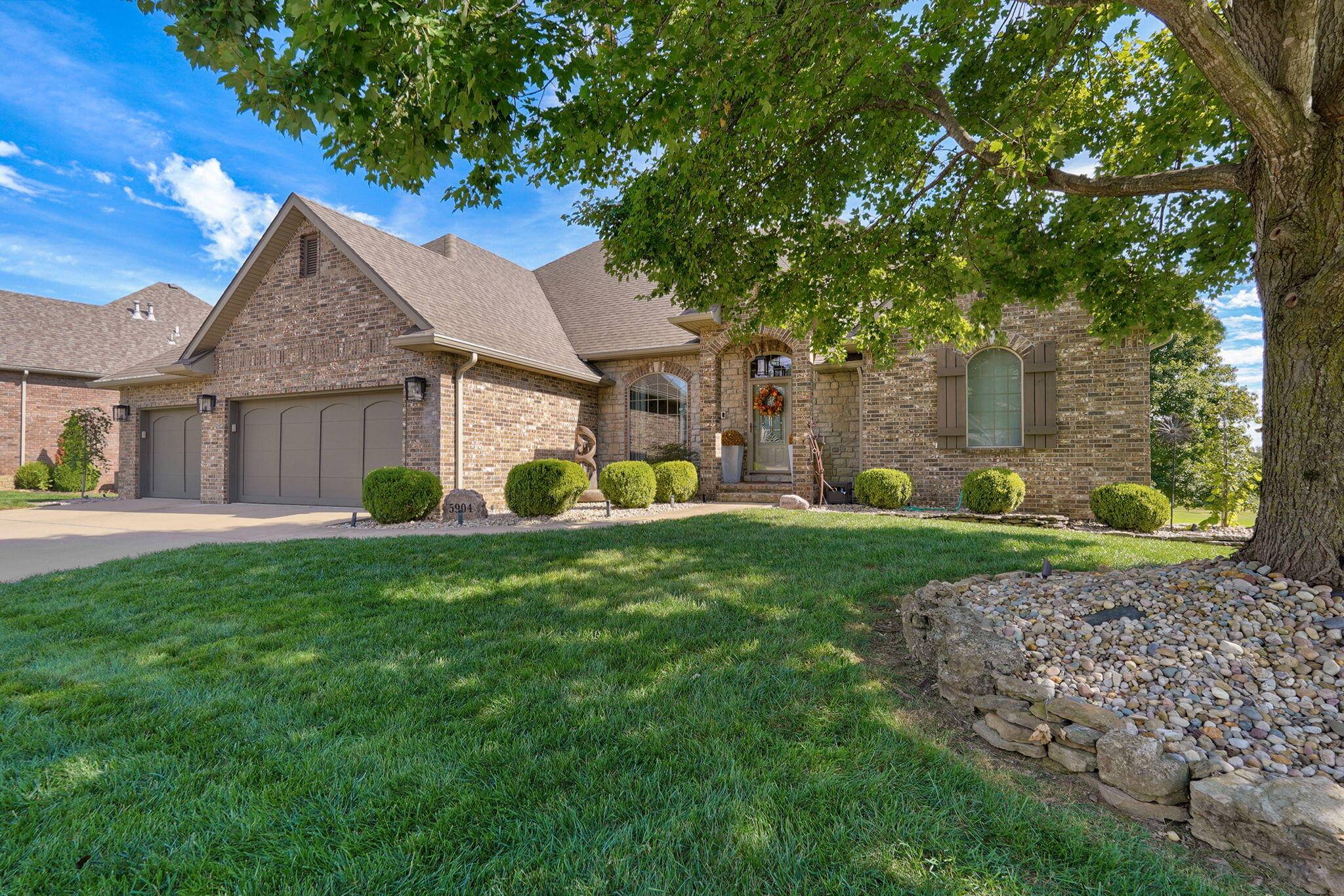 5904 S Parkhaven LN, Springfield, MO 65810