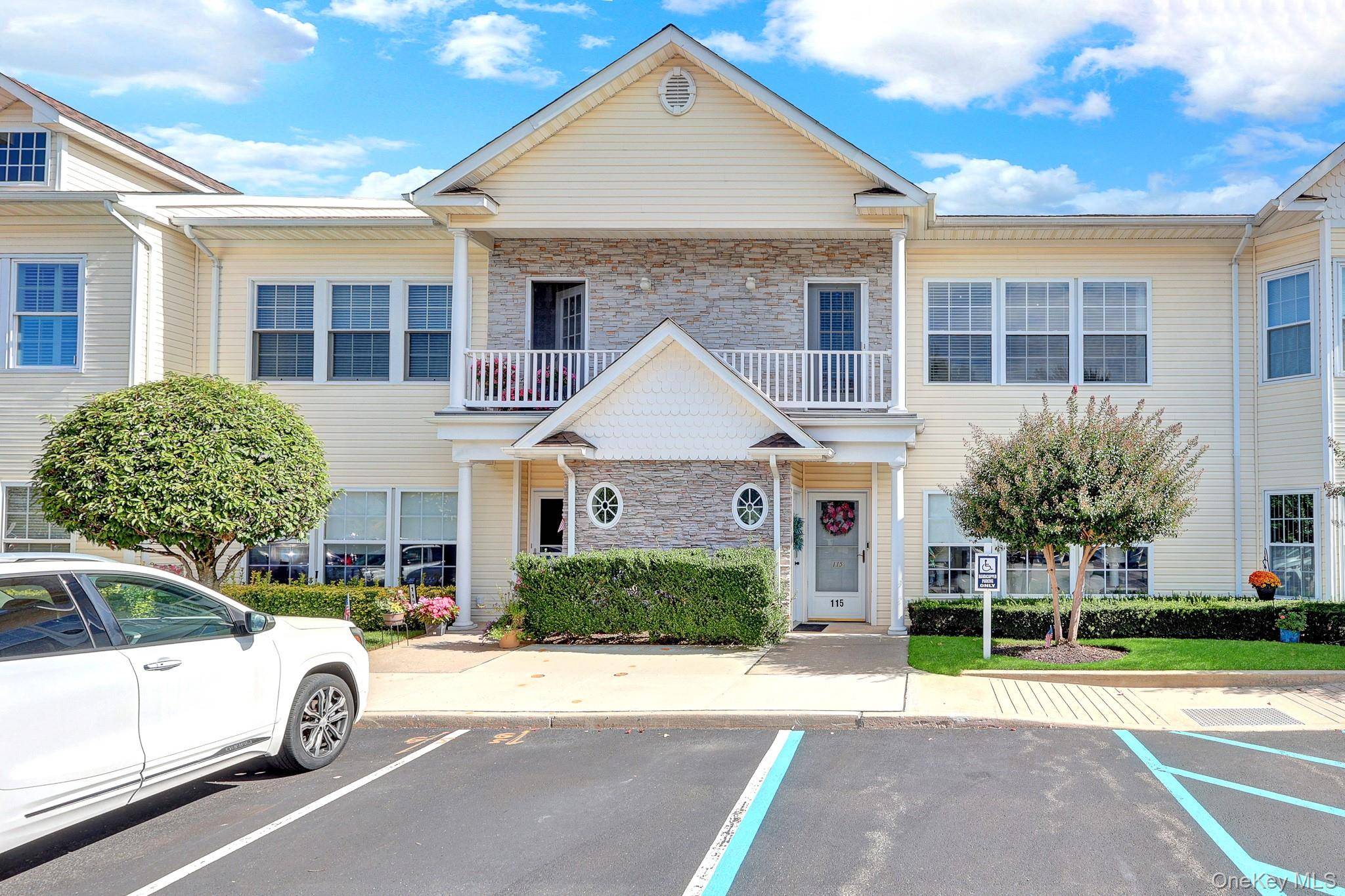115 Narragansett Villas DR, Lindenhurst, NY 11757