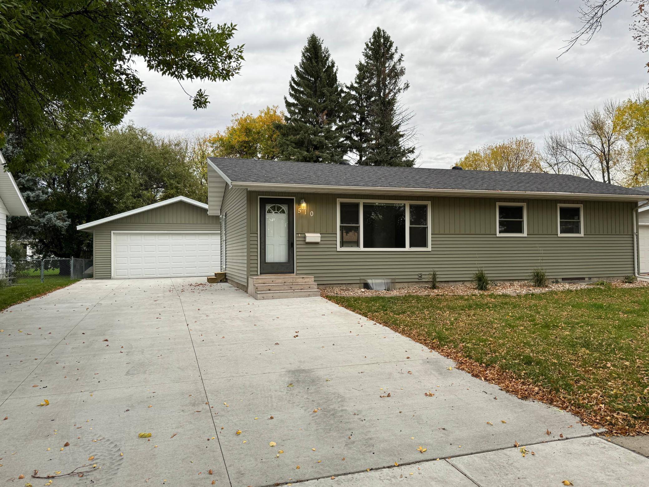 510 Birch LN, Moorhead, MN 56560