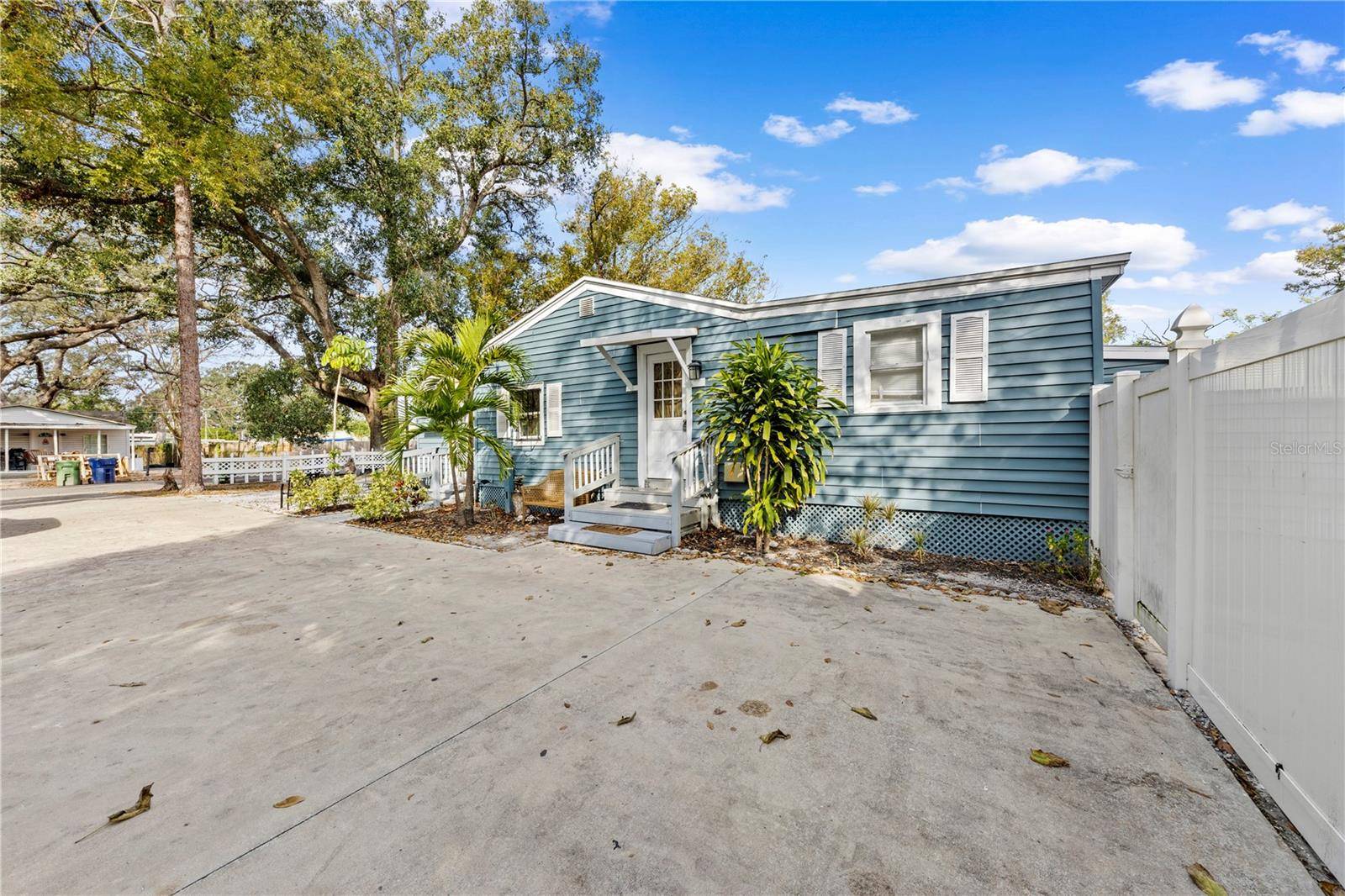 8923 N LYNN AVE, Tampa, FL 33604