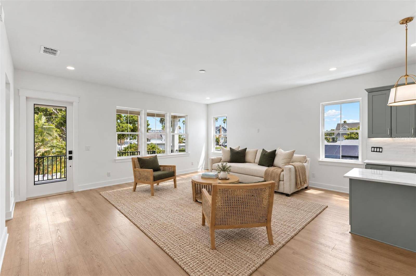 3534 OVERLOOK DR NE, St Petersburg, FL 33703