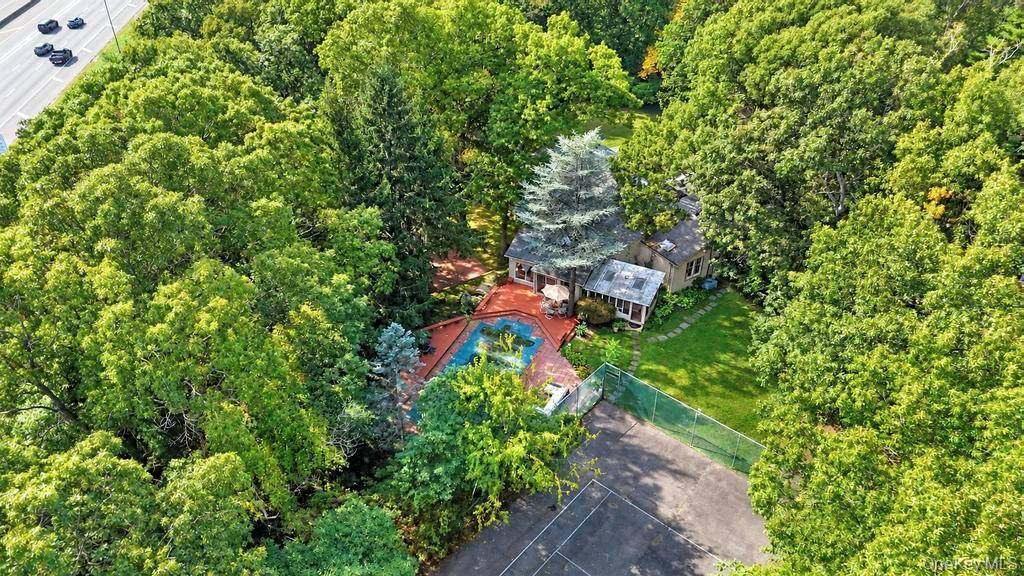 28 Penn DR, Dix Hills, NY 11746