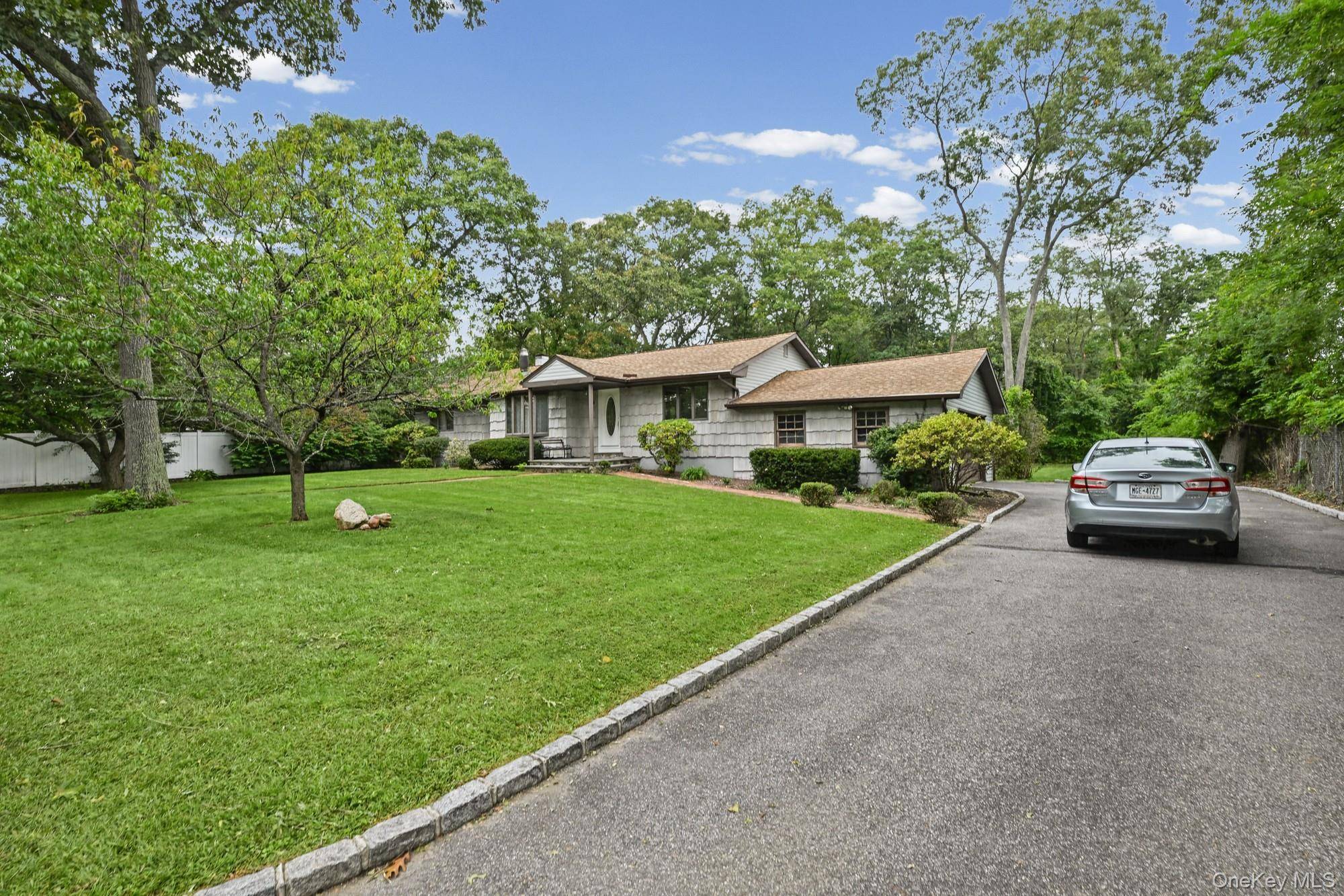 3 Alamo DR, Farmingville, NY 11738