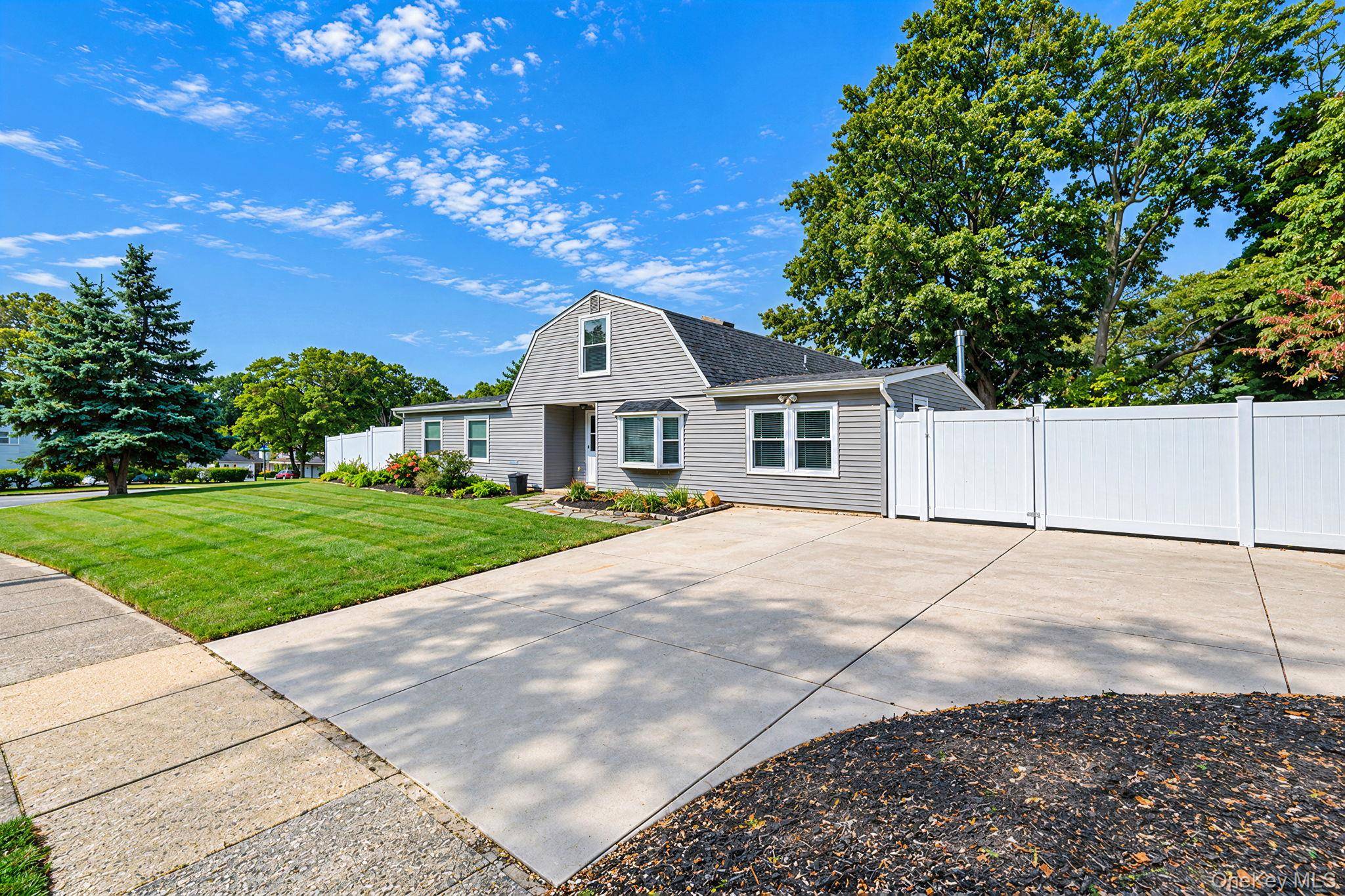 27 Lehigh LN, Farmingville, NY 11738