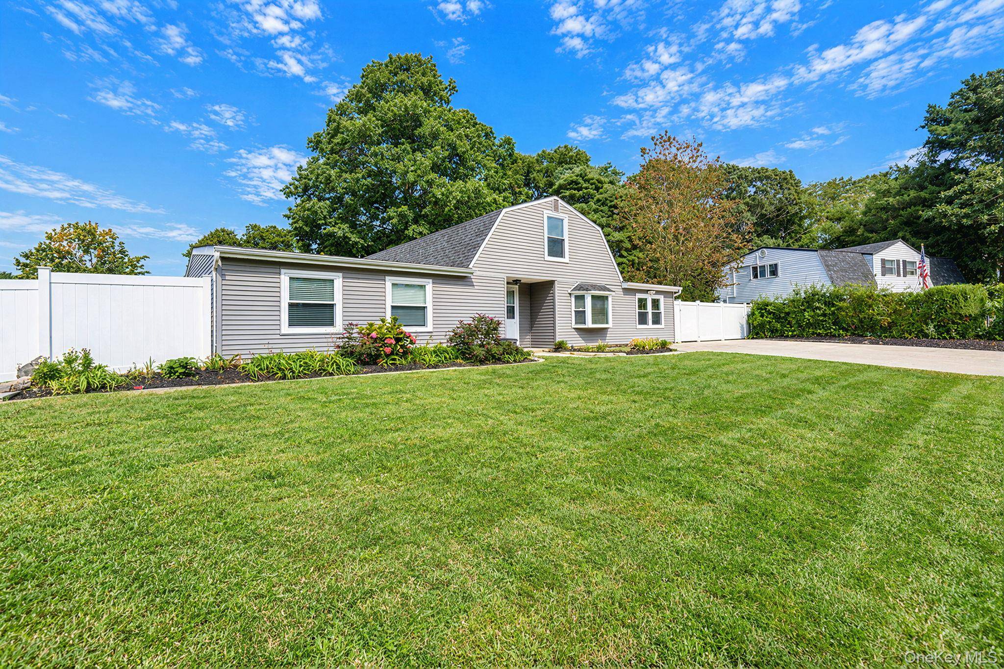 27 Lehigh LN, Farmingville, NY 11738