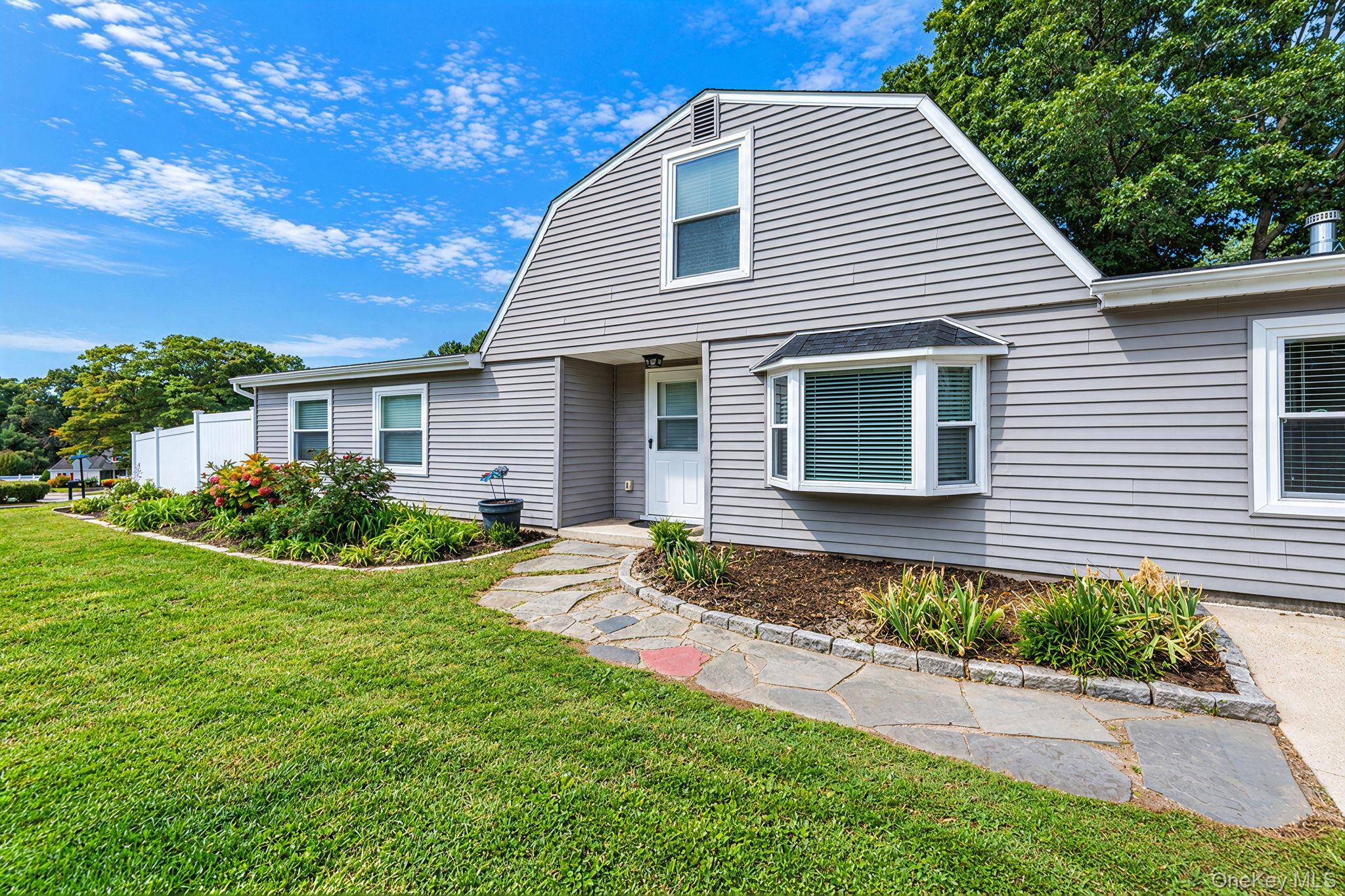 27 Lehigh LN, Farmingville, NY 11738