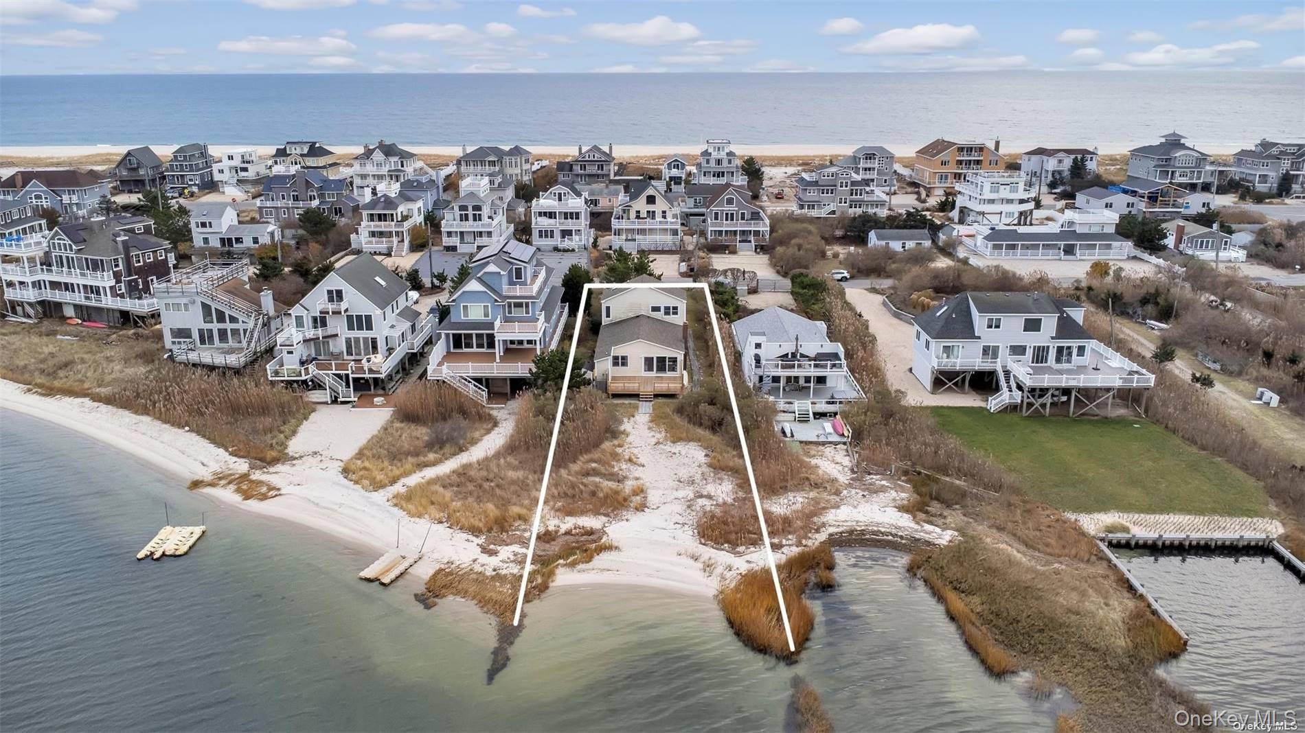 20 Dune LN, Westhampton Dunes, NY 11978