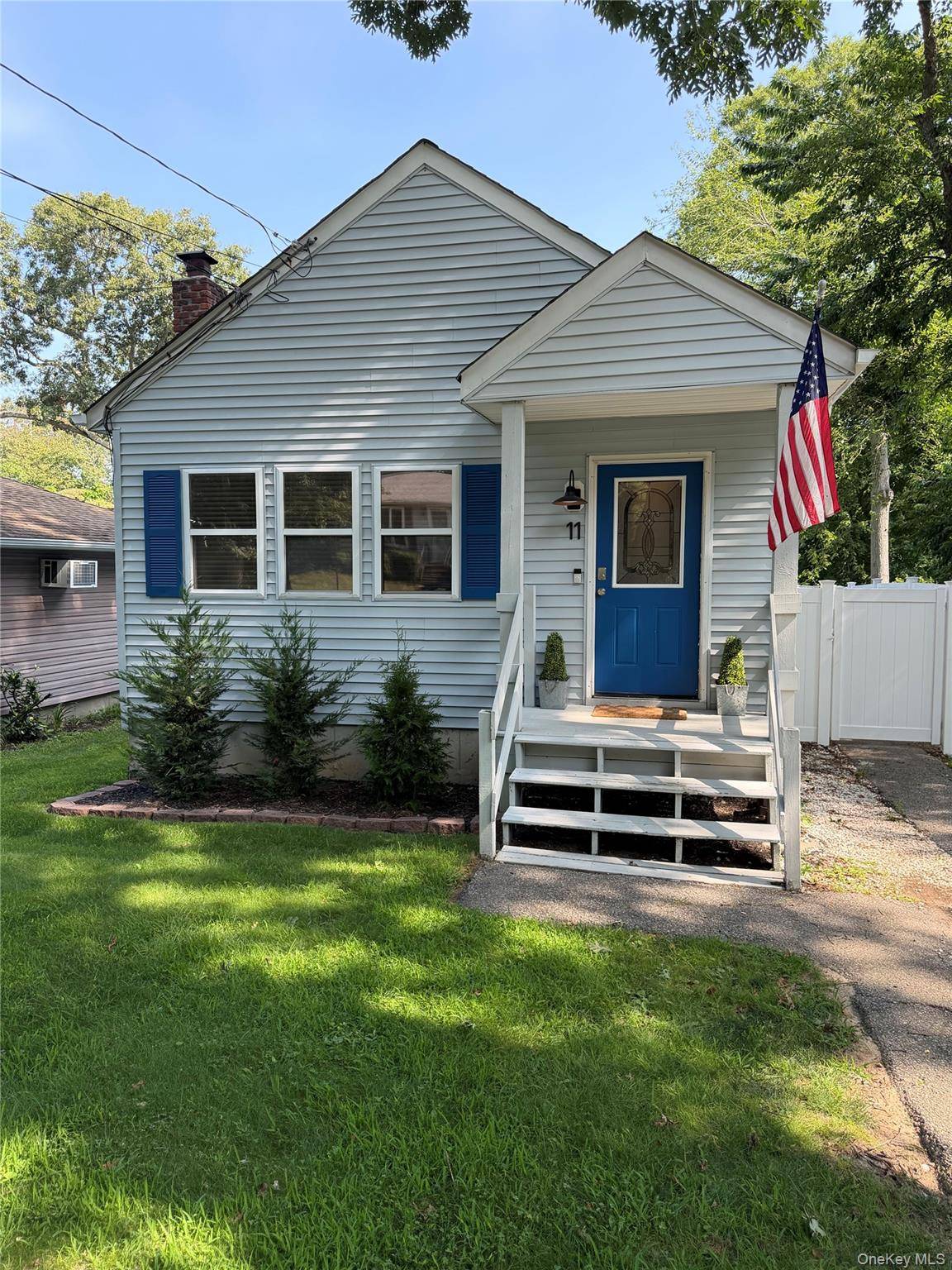 11 Huntington RD, Sound Beach, NY 11789