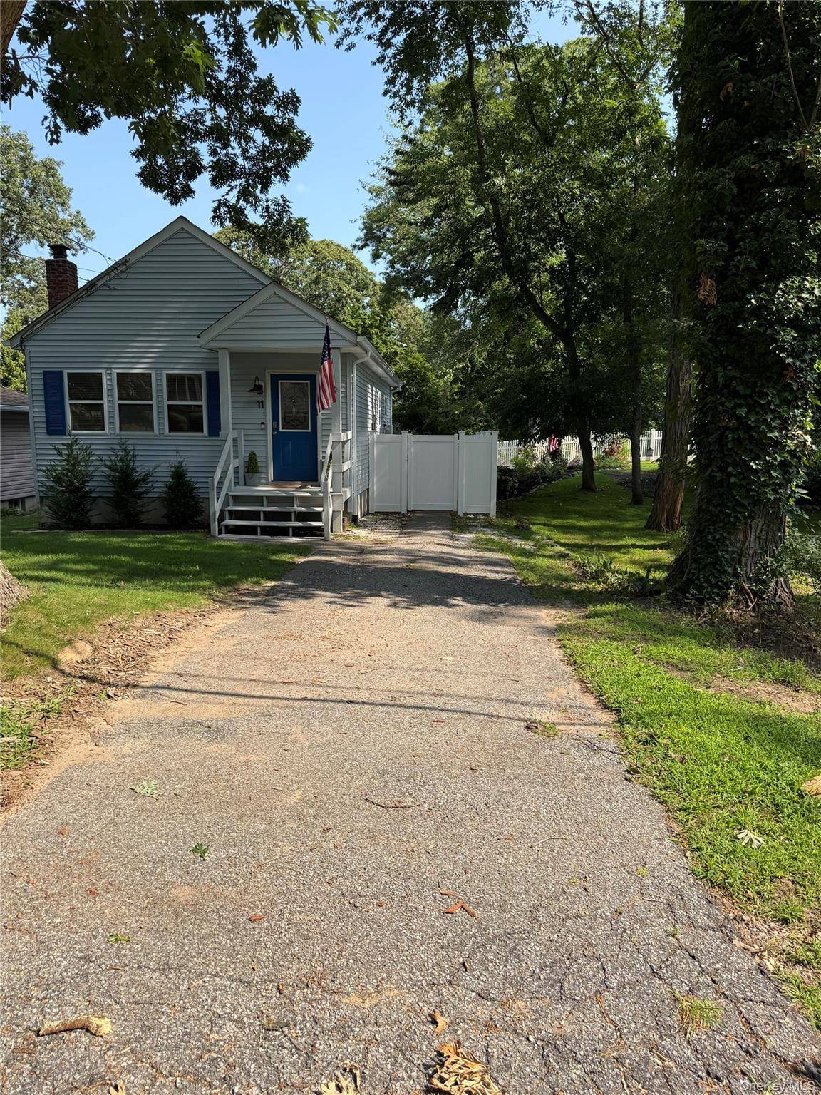 11 Huntington RD, Sound Beach, NY 11789