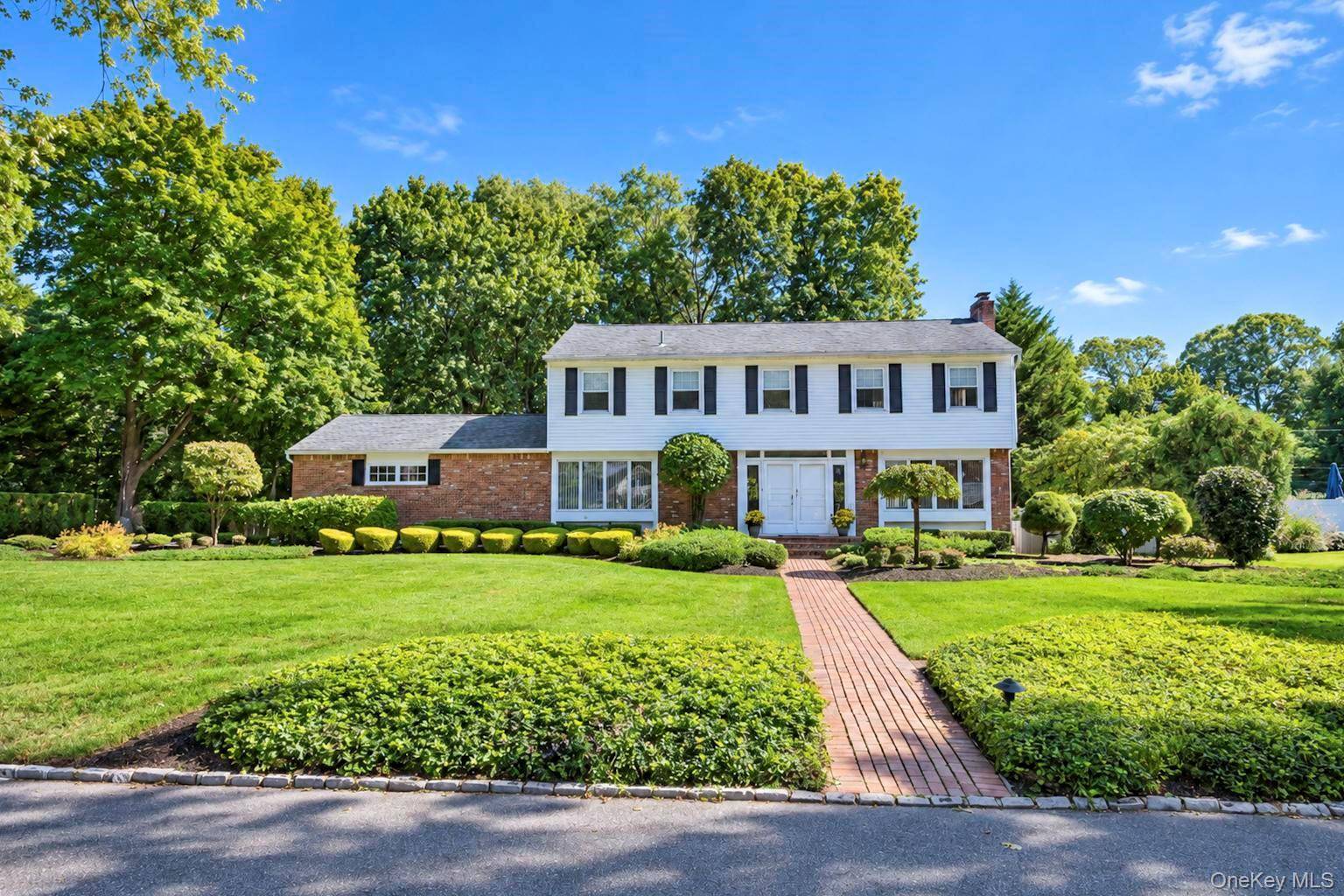28 S Lot RD, Smithtown, NY 11787