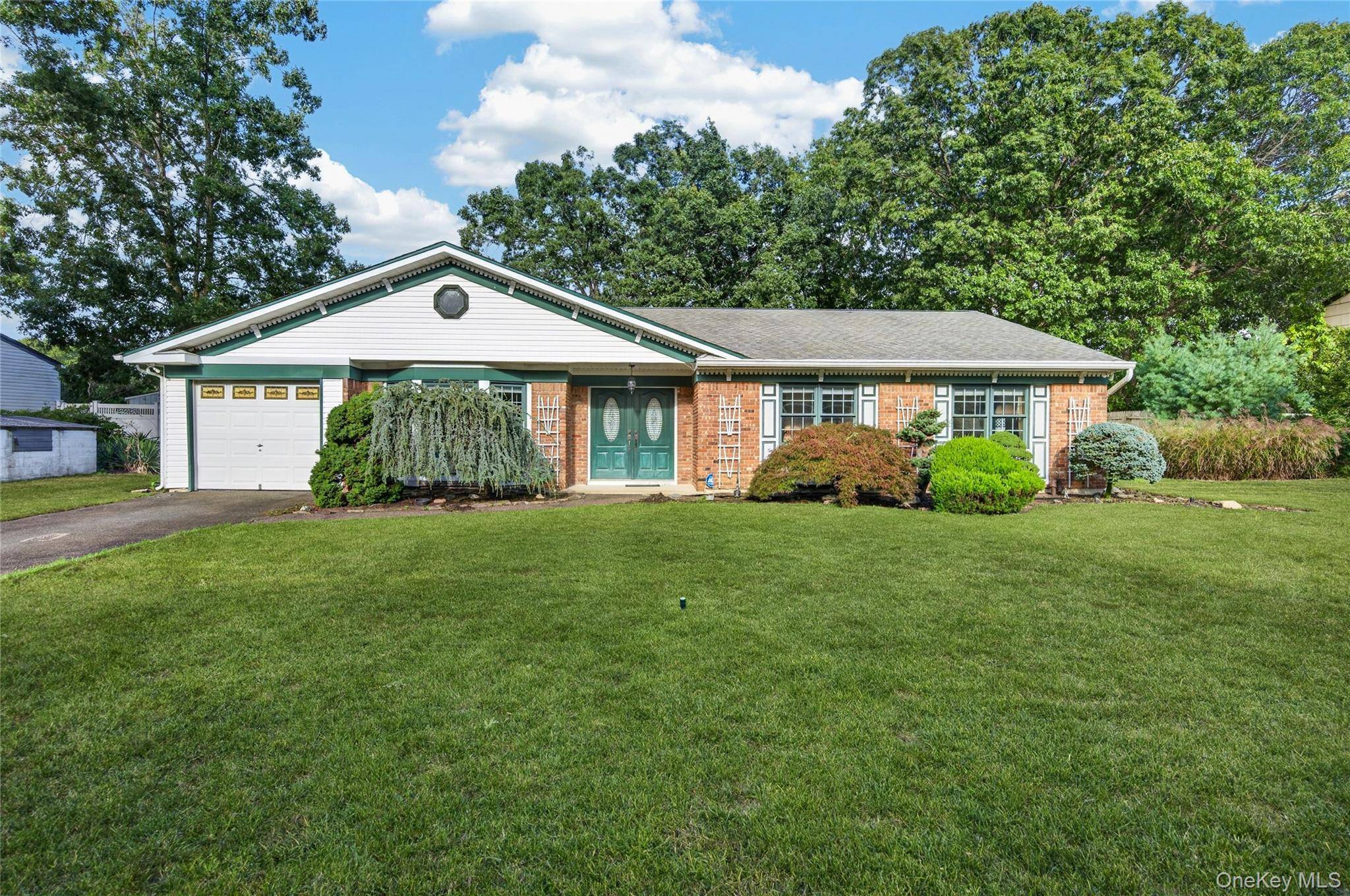 9 Groton LN, Coram, NY 11727