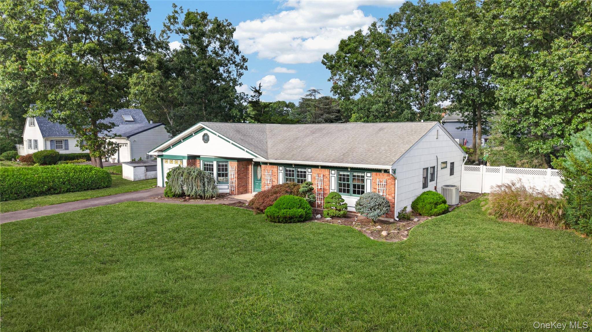 9 Groton LN, Coram, NY 11727