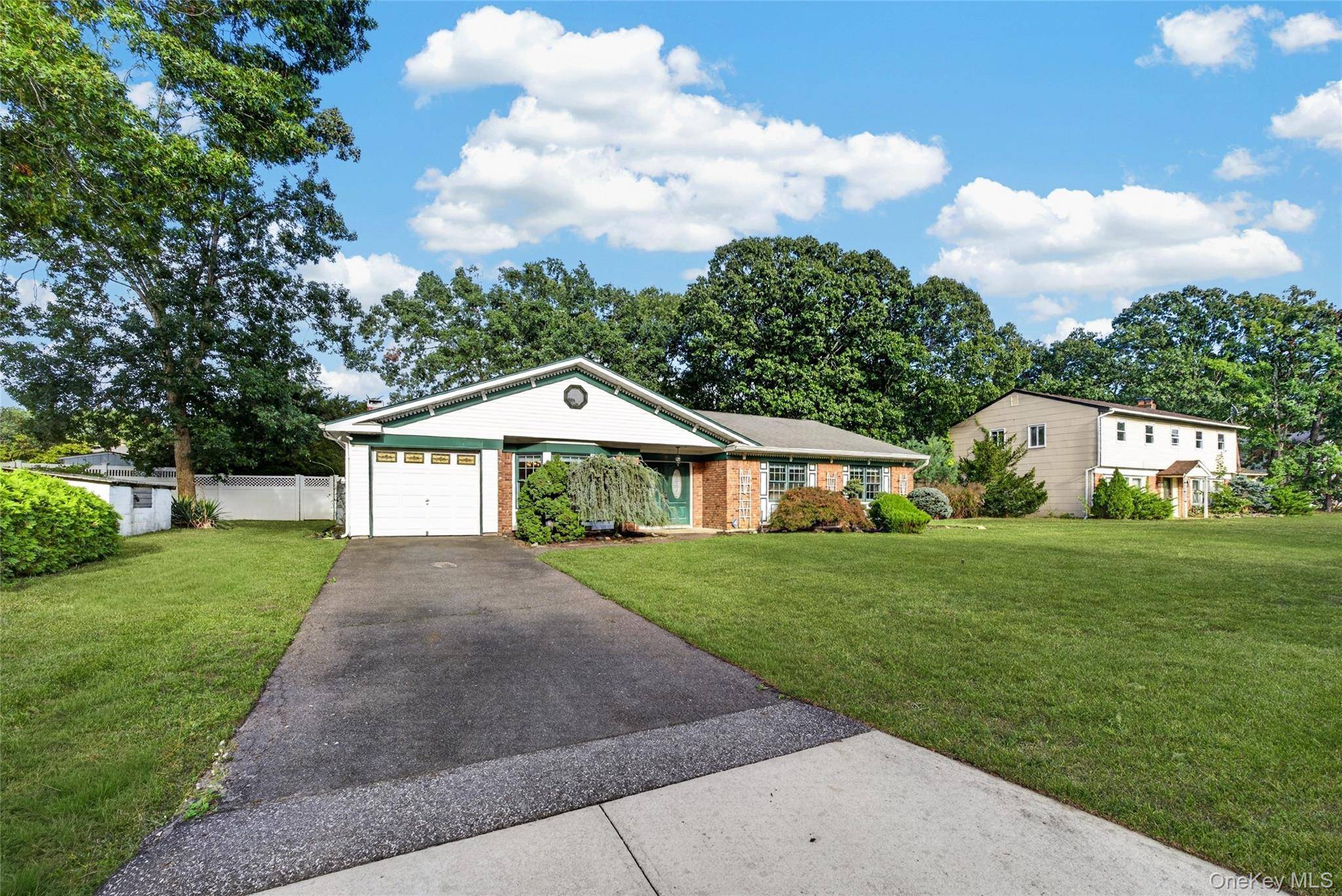 9 Groton LN, Coram, NY 11727