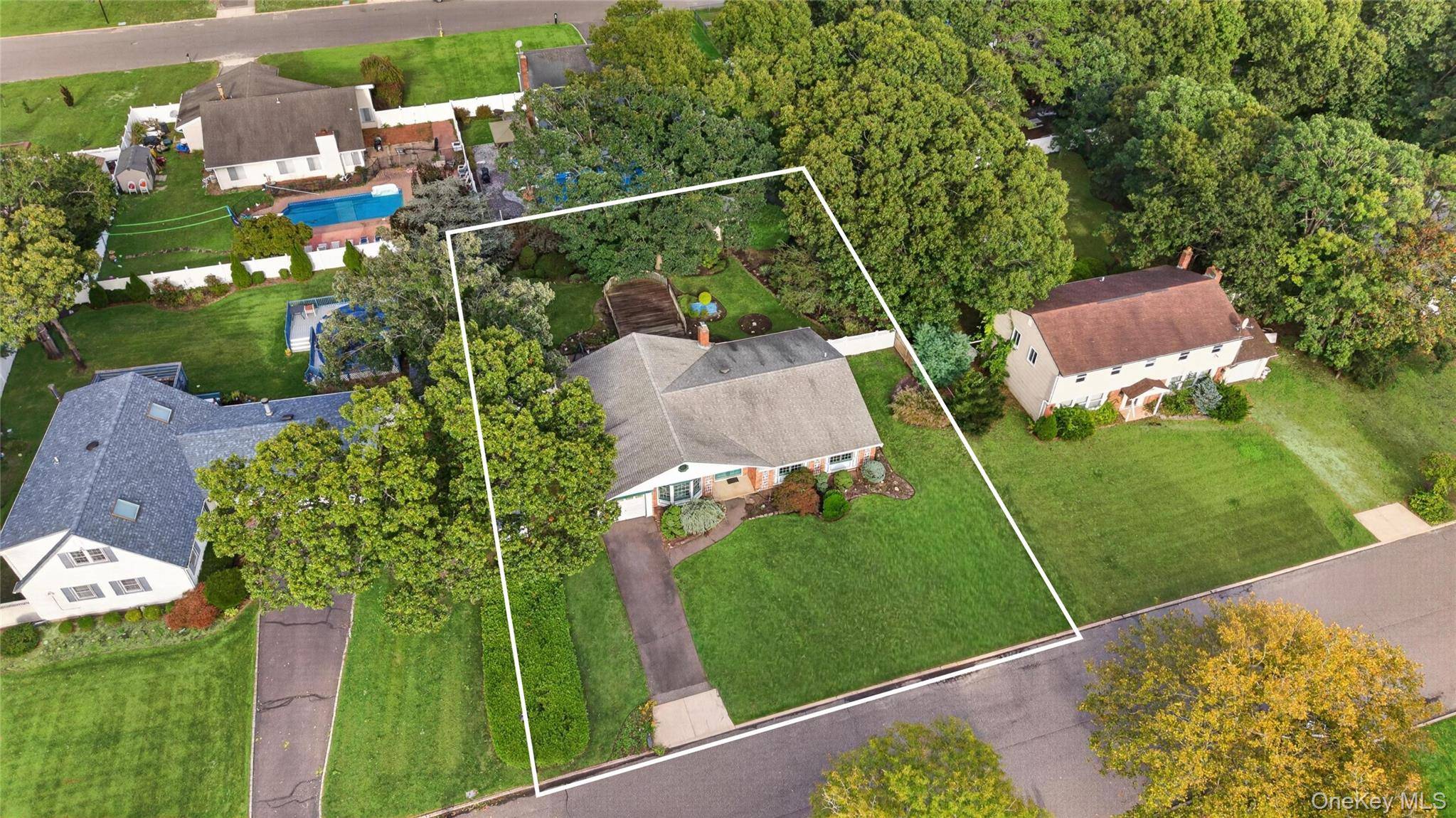 9 Groton LN, Coram, NY 11727