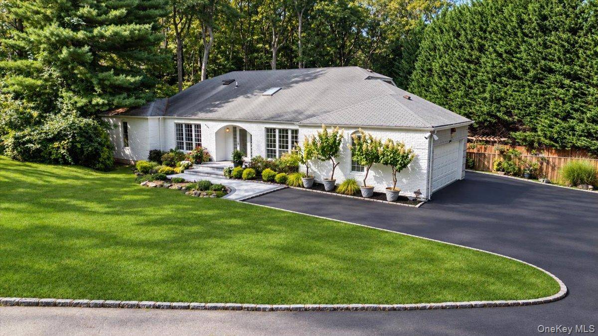 7 Faulkner LN, Dix Hills, NY 11746