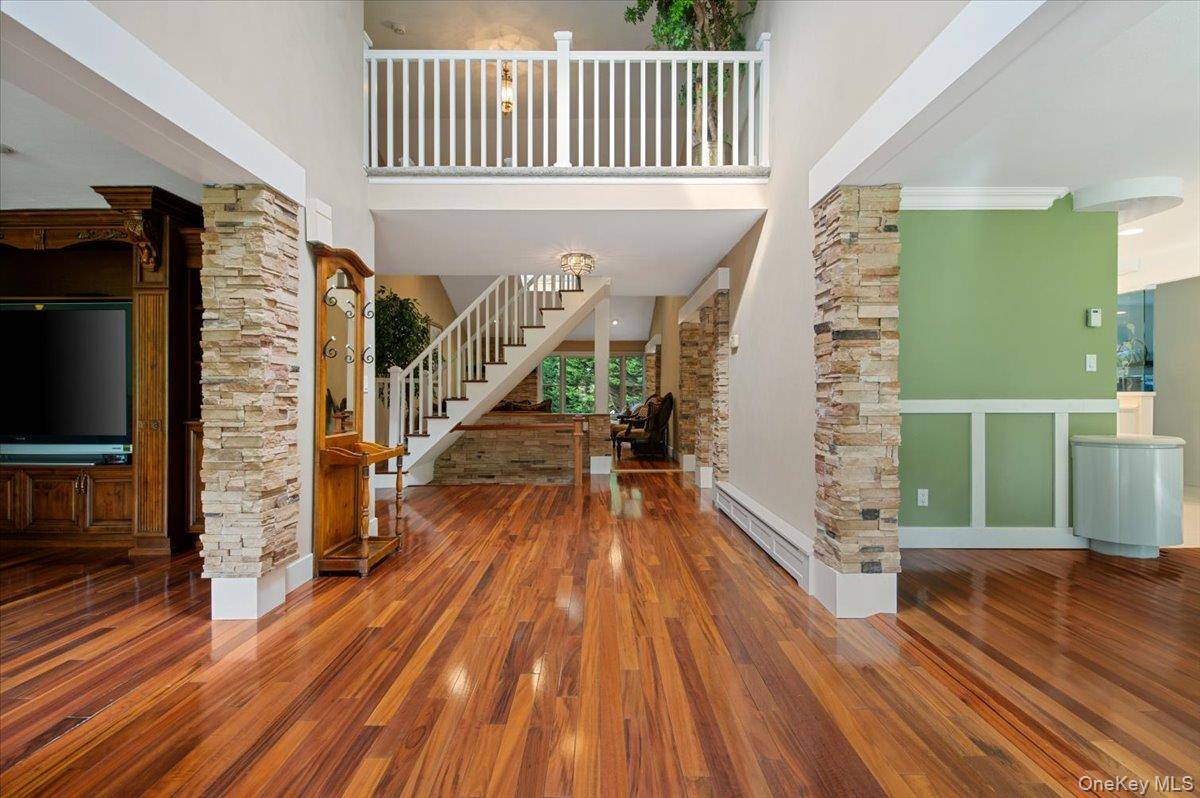 7 Faulkner LN, Dix Hills, NY 11746