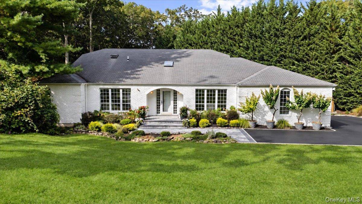 7 Faulkner LN, Dix Hills, NY 11746