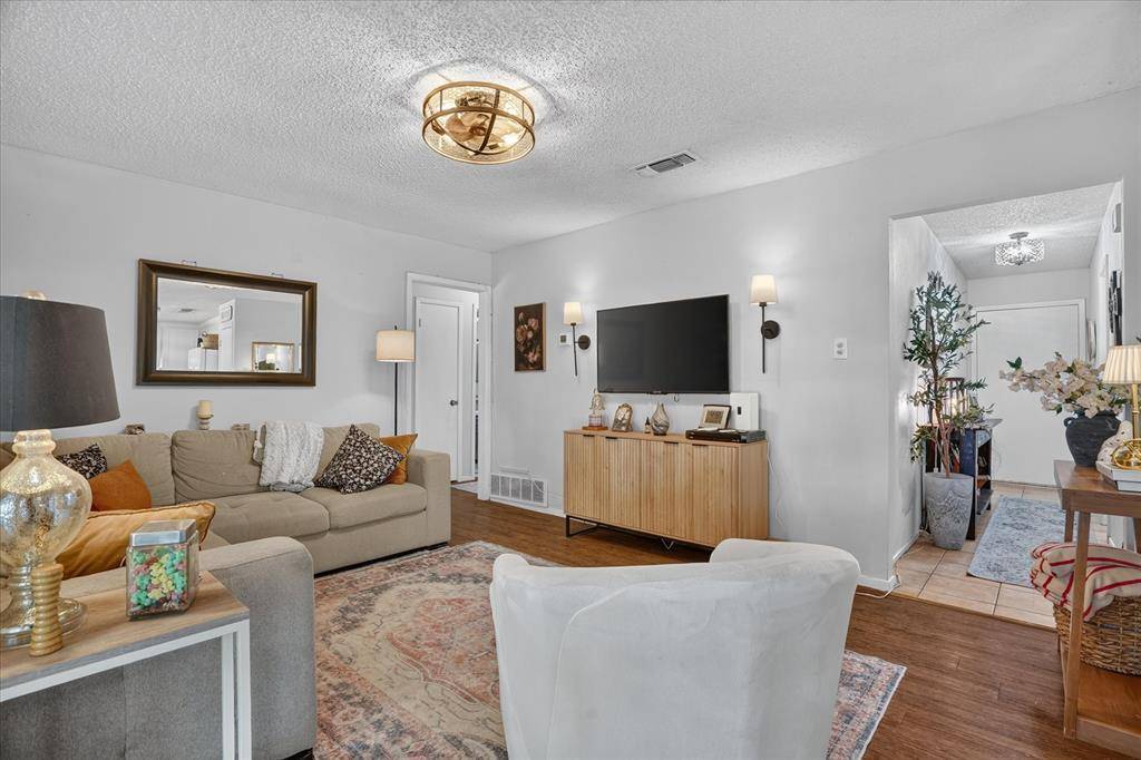 209 S Scott Street, Burleson, TX 76028