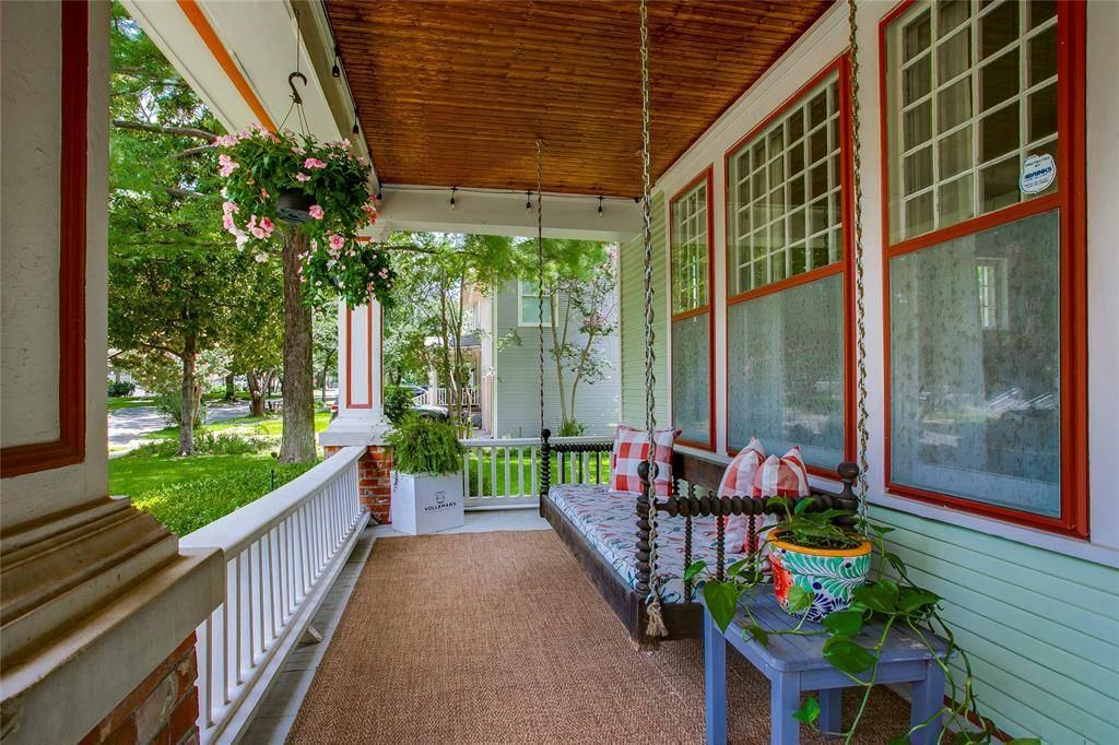 105 S Winnetka Avenue, Dallas, TX 75208