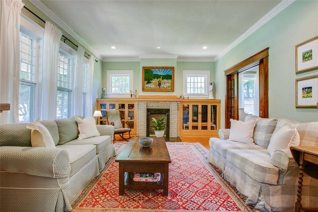 105 S Winnetka Avenue, Dallas, TX 75208