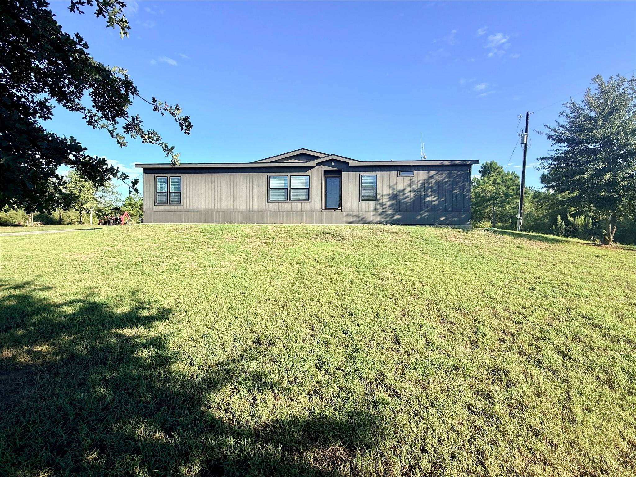 247 W Broken Tree LN, Smithville, TX 78957