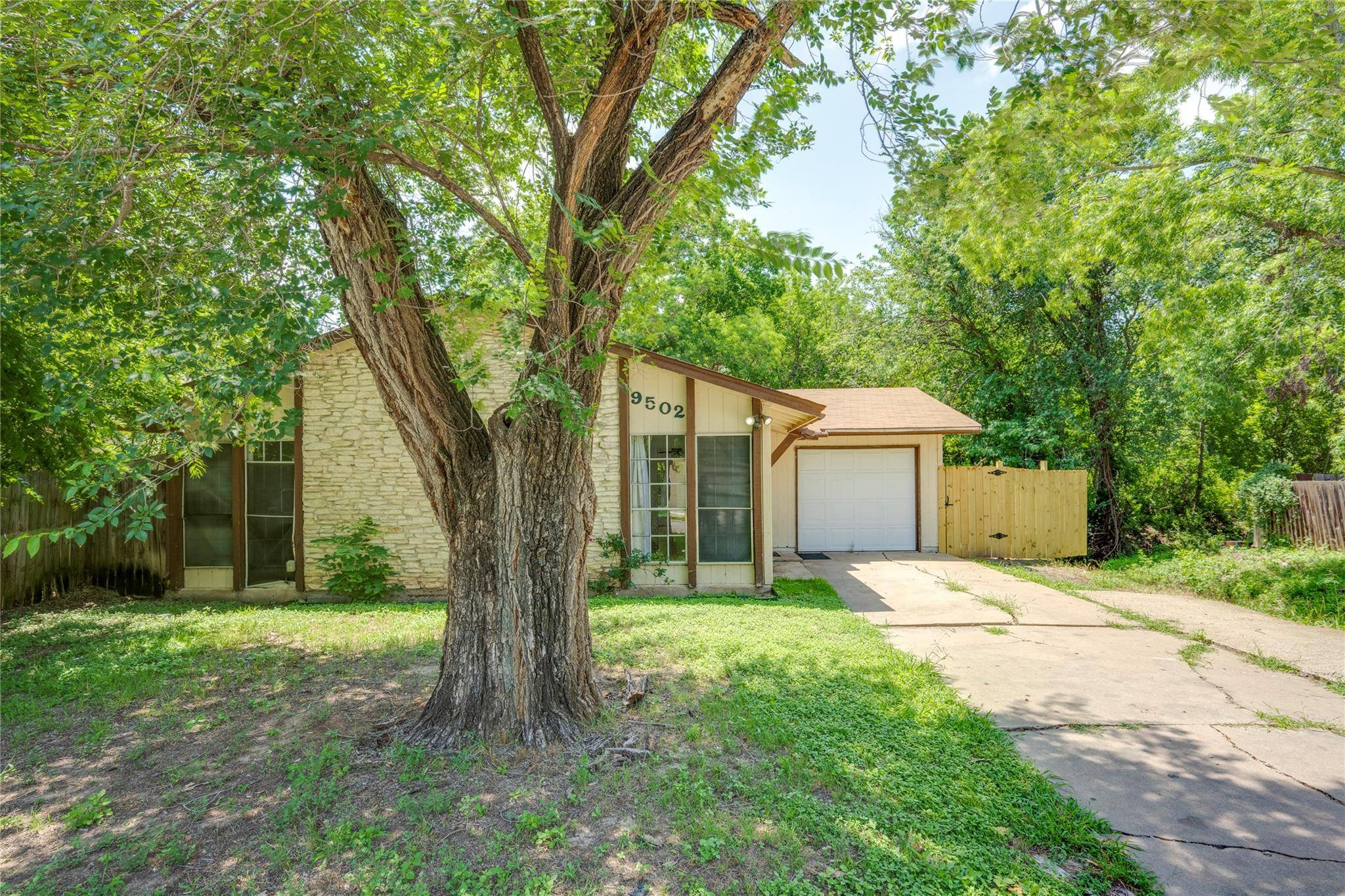 9502 NORTH CREEK DR, Austin, TX 78753