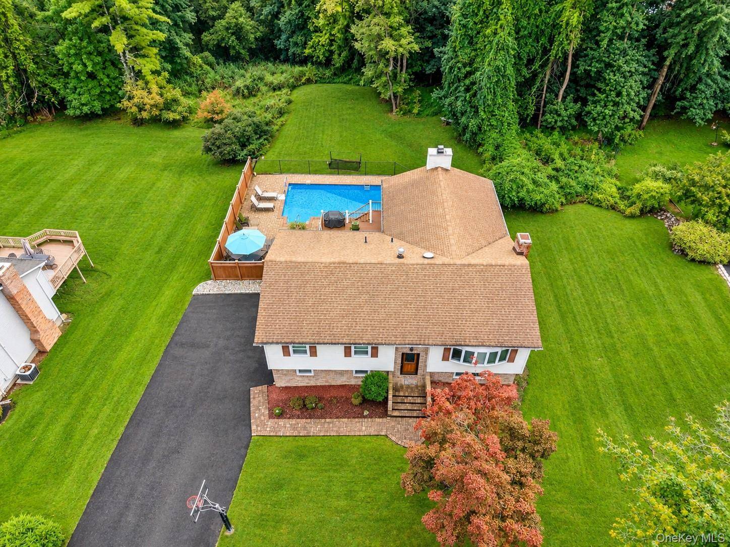3 Five Oaks LN, Valley Cottage, NY 10989