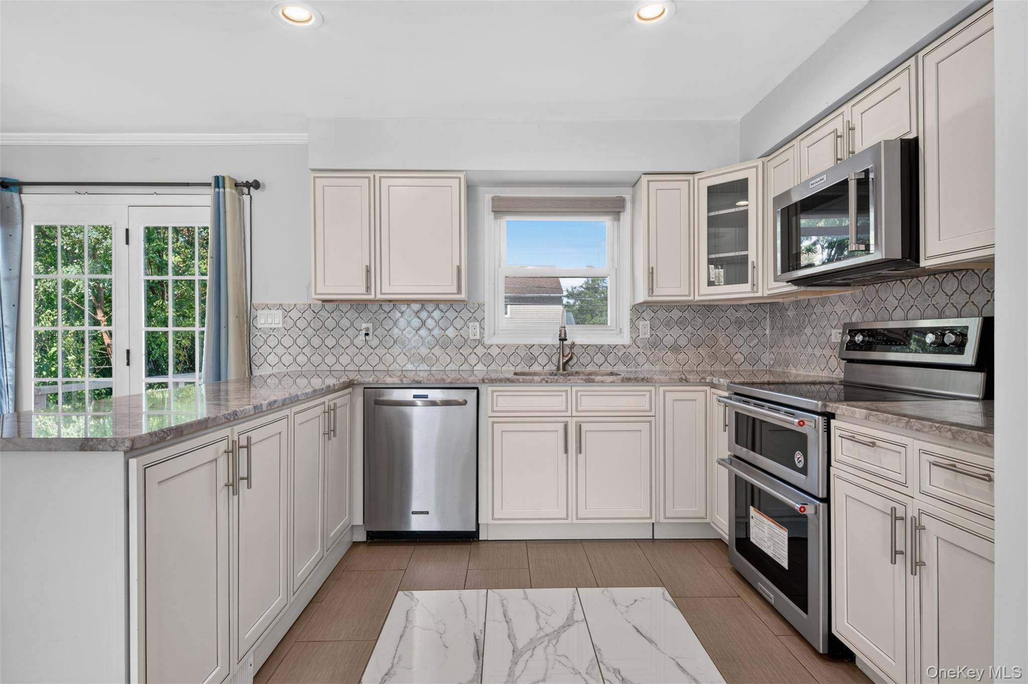 11 Lincrest ST, Syosset, NY 11791