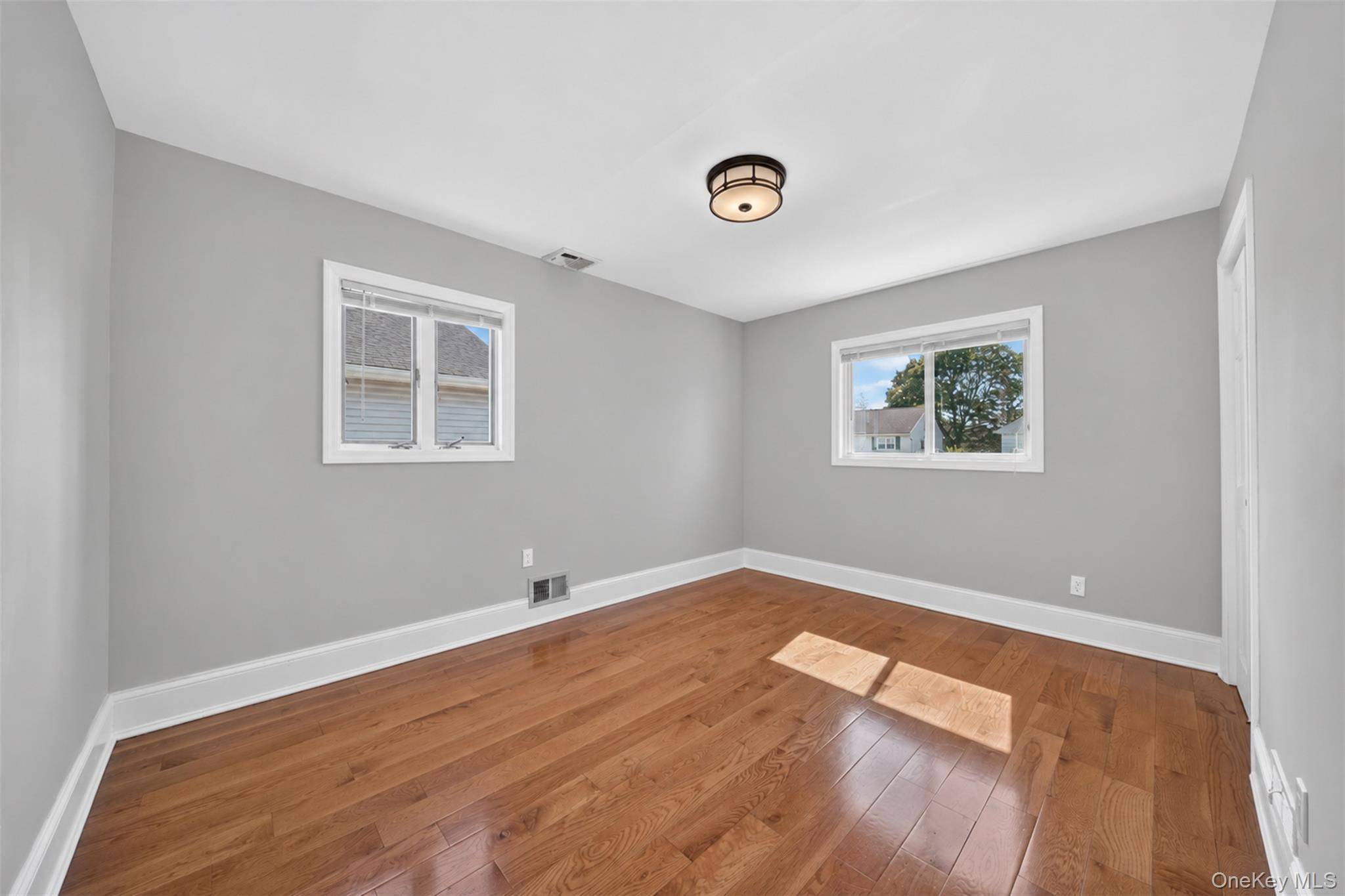 11 Lincrest ST, Syosset, NY 11791