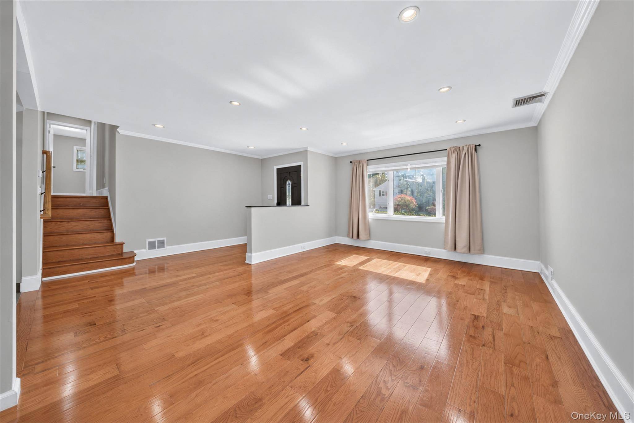 11 Lincrest ST, Syosset, NY 11791