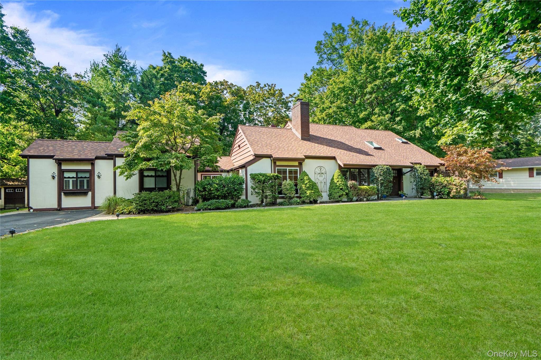1 W Gate DR, Huntington, NY 11743