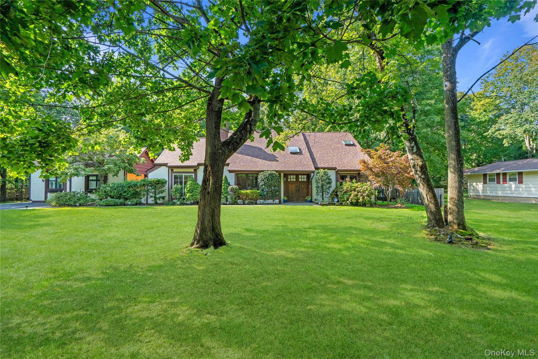 1 W Gate DR, Huntington, NY 11743