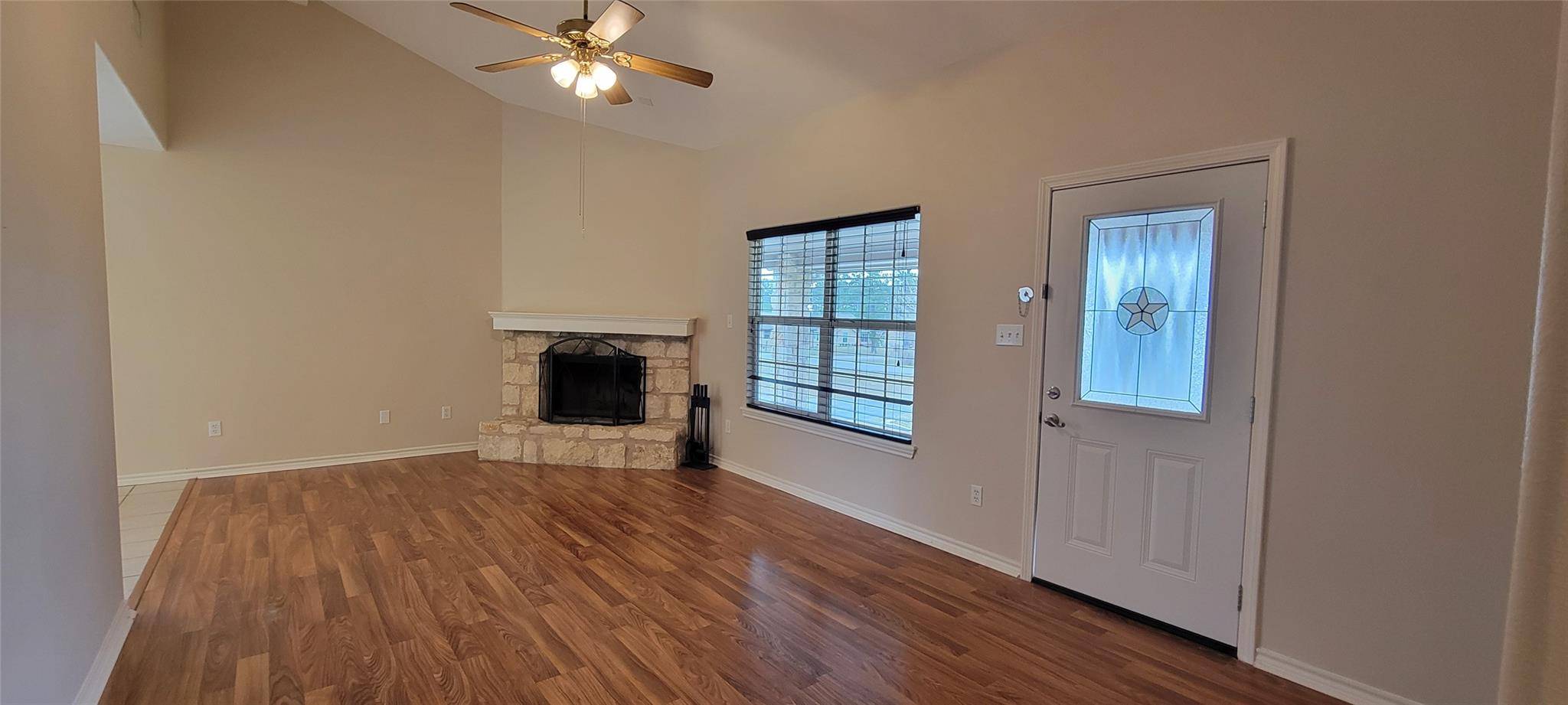 195 Cardinal DR, Paige, TX 78659