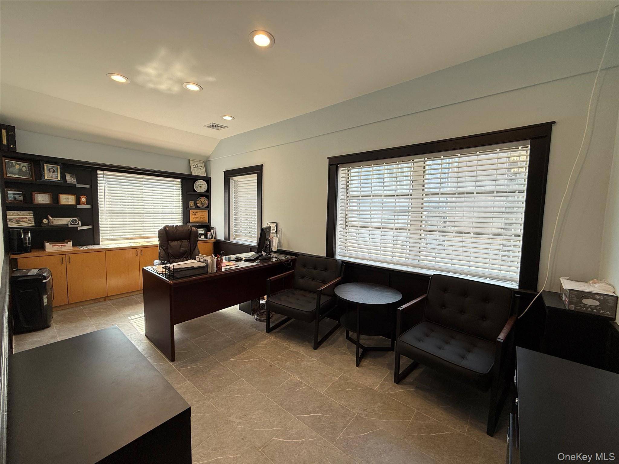 556 W Hoffman AVE, Lindenhurst, NY 11757