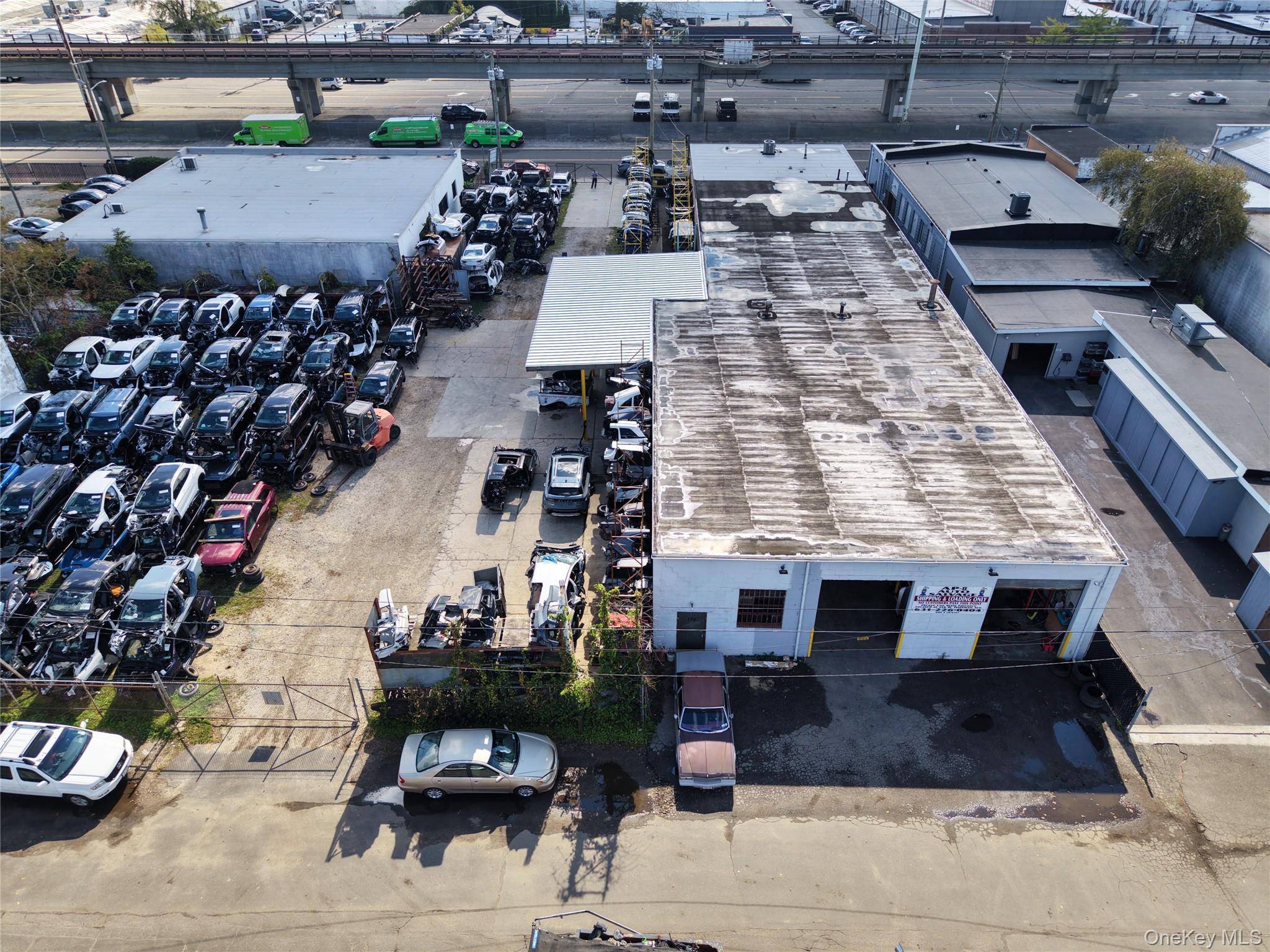 556 W Hoffman AVE, Lindenhurst, NY 11757