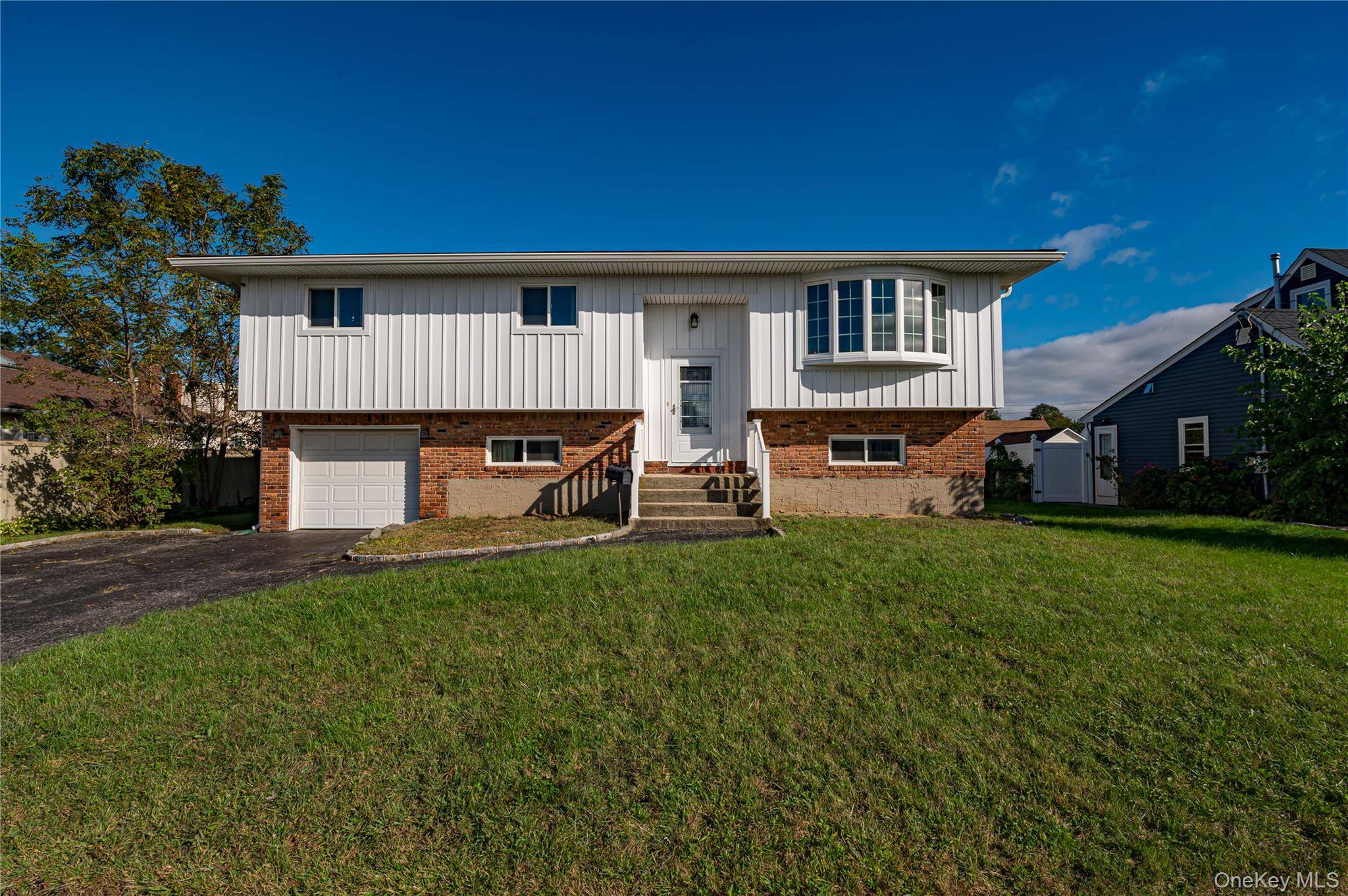 15 Earl PL, Amityville, NY 11701