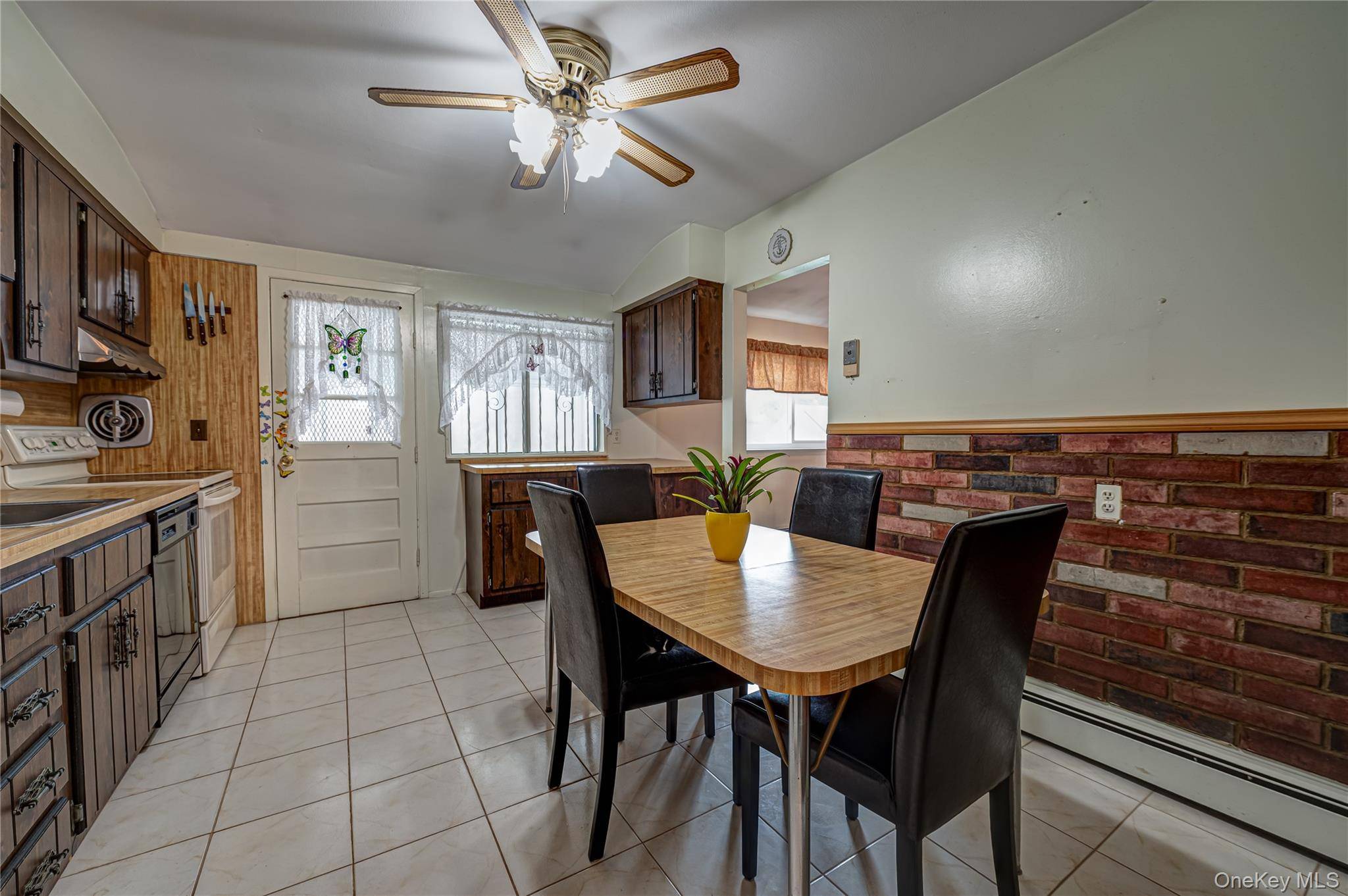 15 Earl PL, Amityville, NY 11701