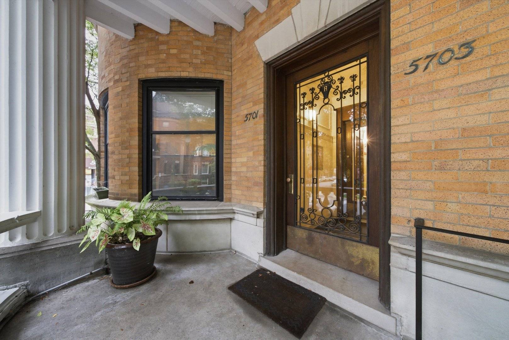 5703 S Blackstone AVE #1, Chicago, IL 60637