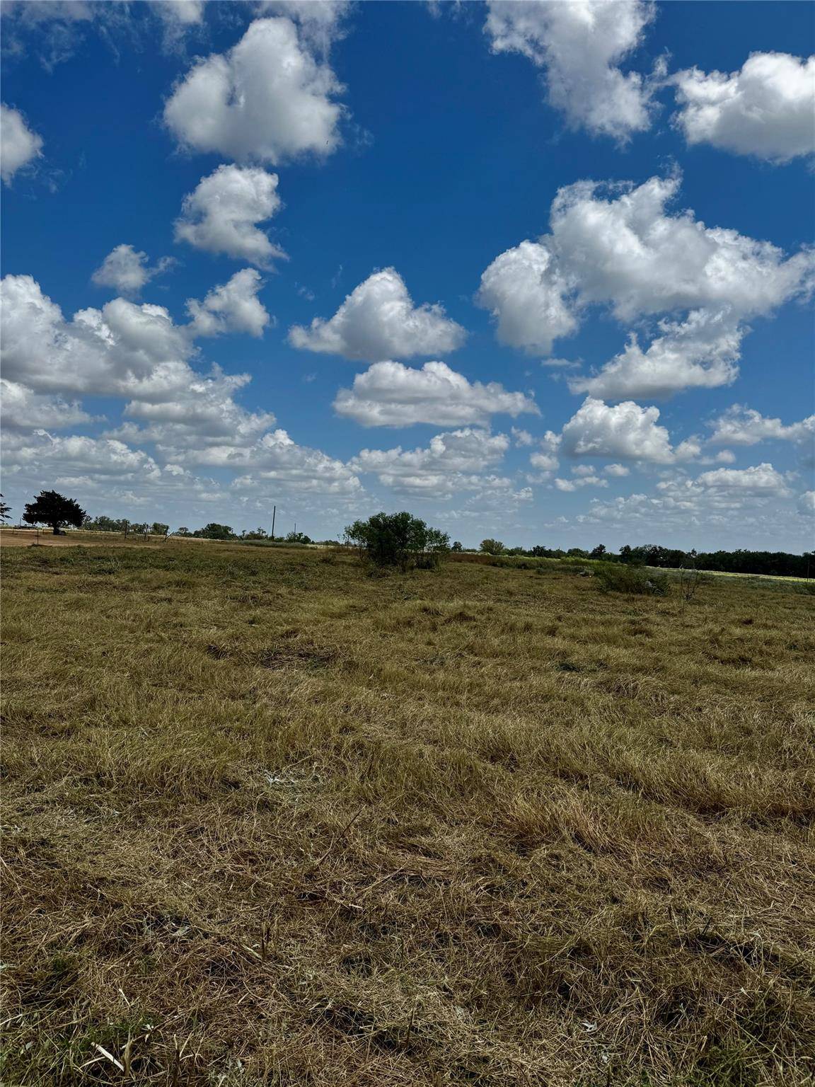 261 Engelke RD, Kingsbury, TX 78638